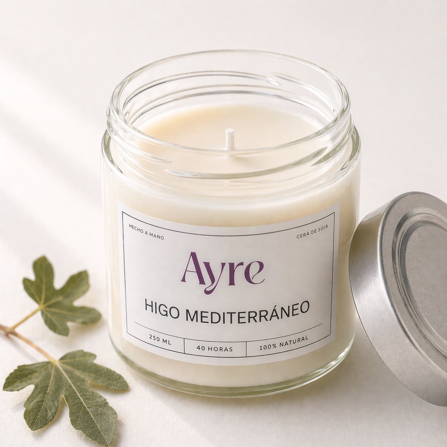 Detalle de vela aromática de soja Higo Mediterráneo Ayre con mecha y acabado natural
