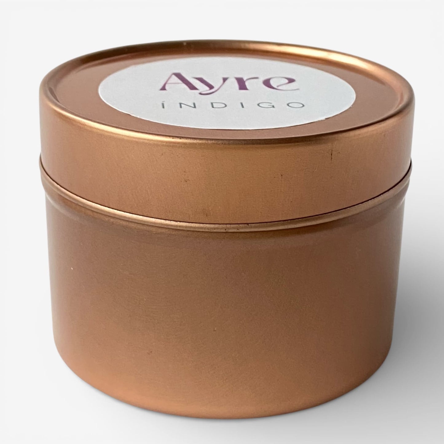 Vela aromática de soja Índigo Ayre en lata metálica.