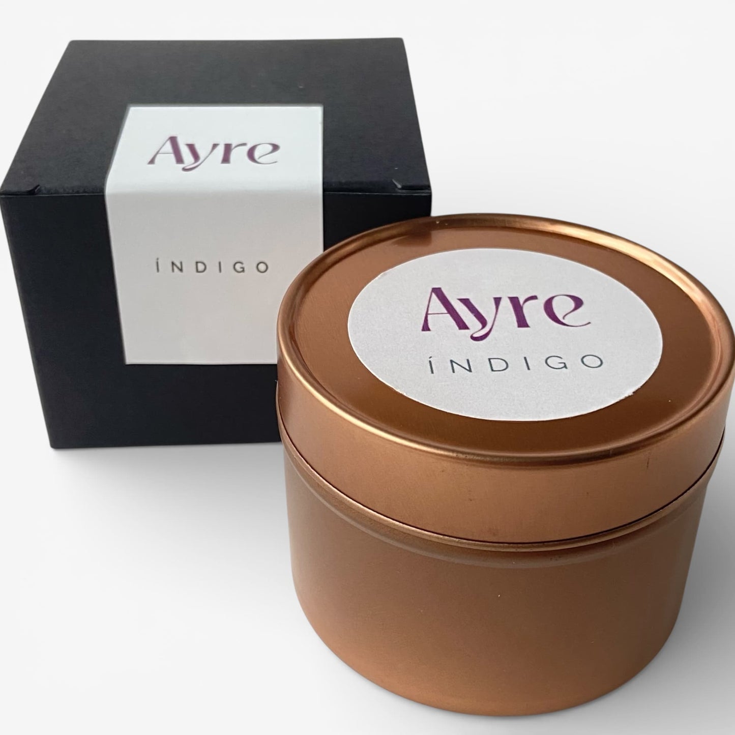 Vela aromática de soja Índigo Ayre con packaging elegante.