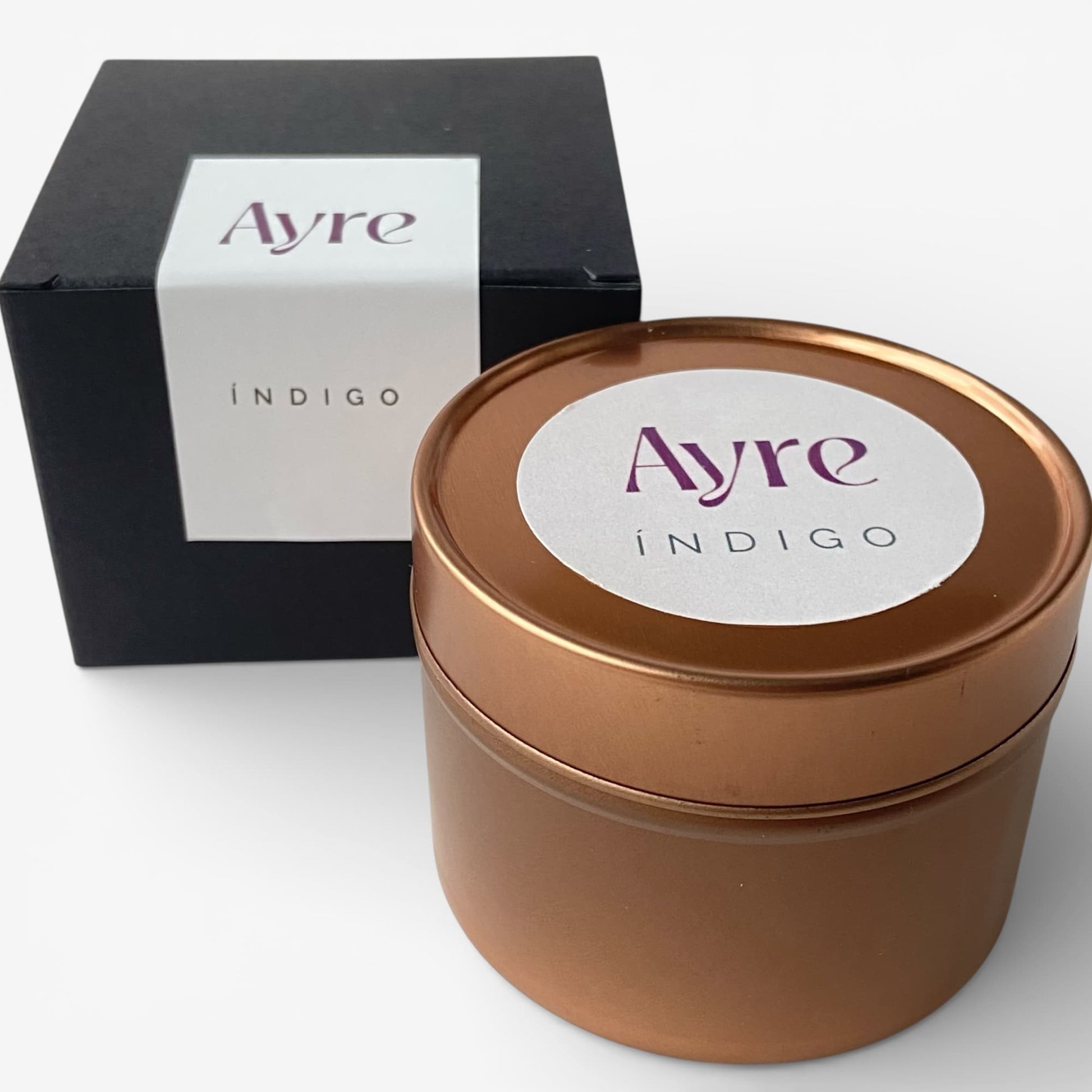 Vela aromática de soja Índigo Ayre con packaging elegante.