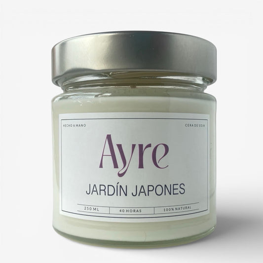 Vela aromática de soja Jardín Japonés Ayre en frasco de vidrio con tapa metálica, fragancia fresca y floral para el hogar