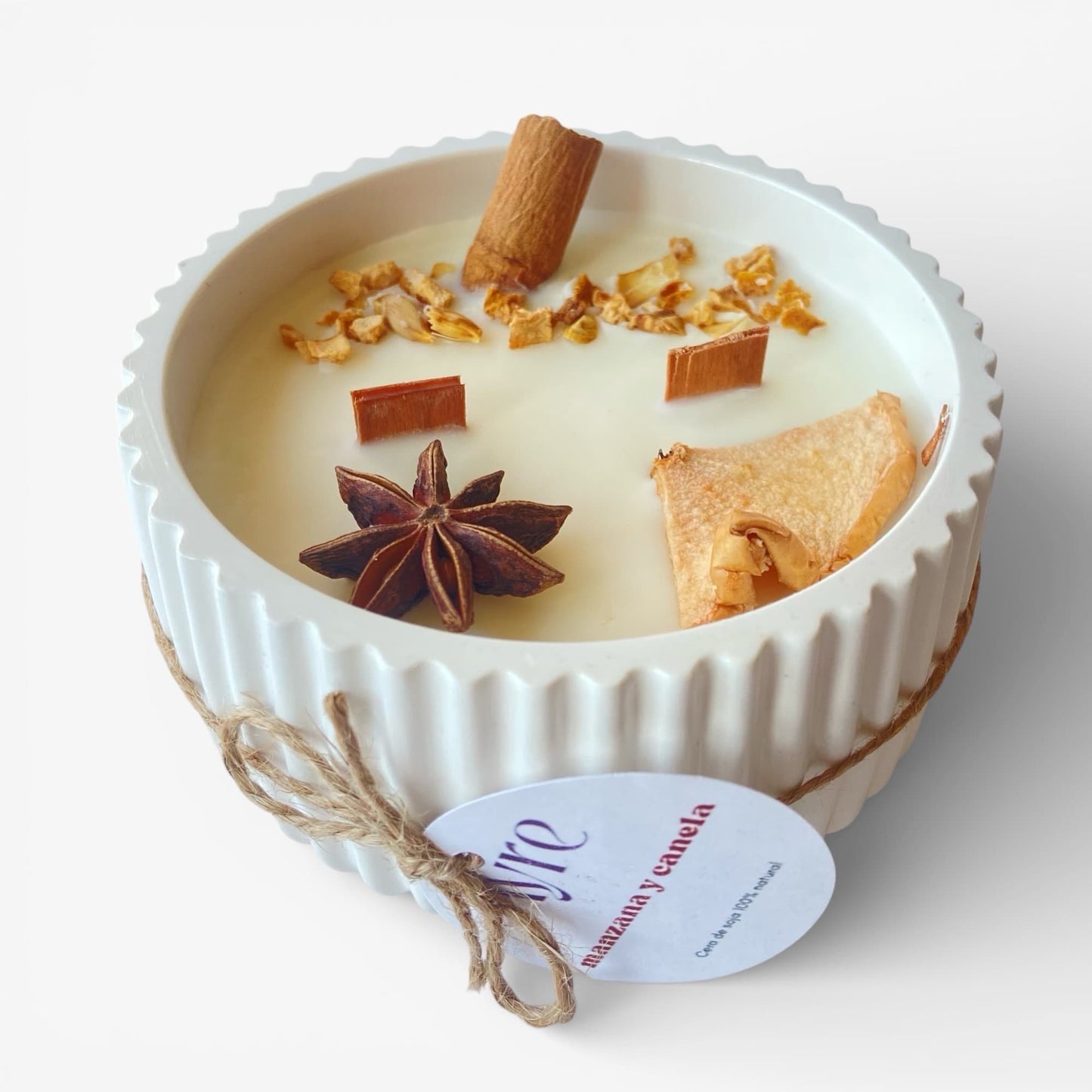 vela aromática de soja manzana y canela artesanal con mecha de madera y decoración natural