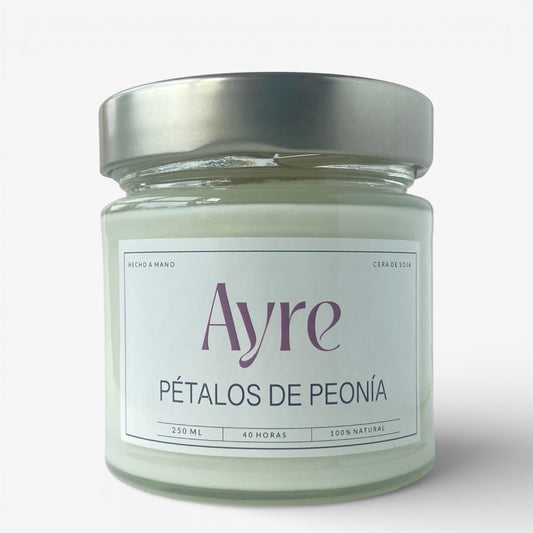 Vela aromática de soja Pétalos de Peonía Ayre en frasco de vidrio con tapa metálica y fragancia floral suave.