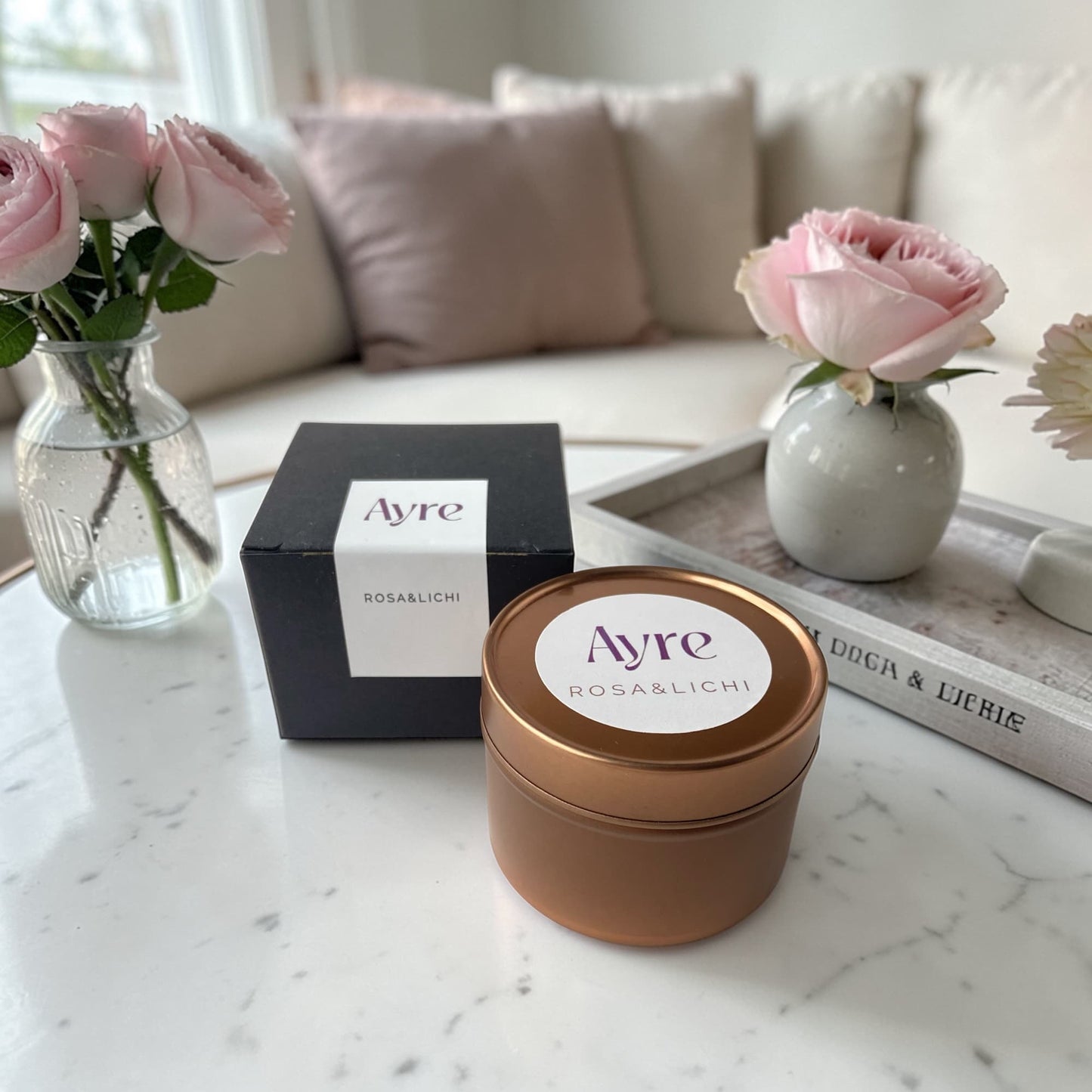 Vela aromática de soja Rosa y Lichi Ayre en ambiente decorativo con aroma floral y afrutado.