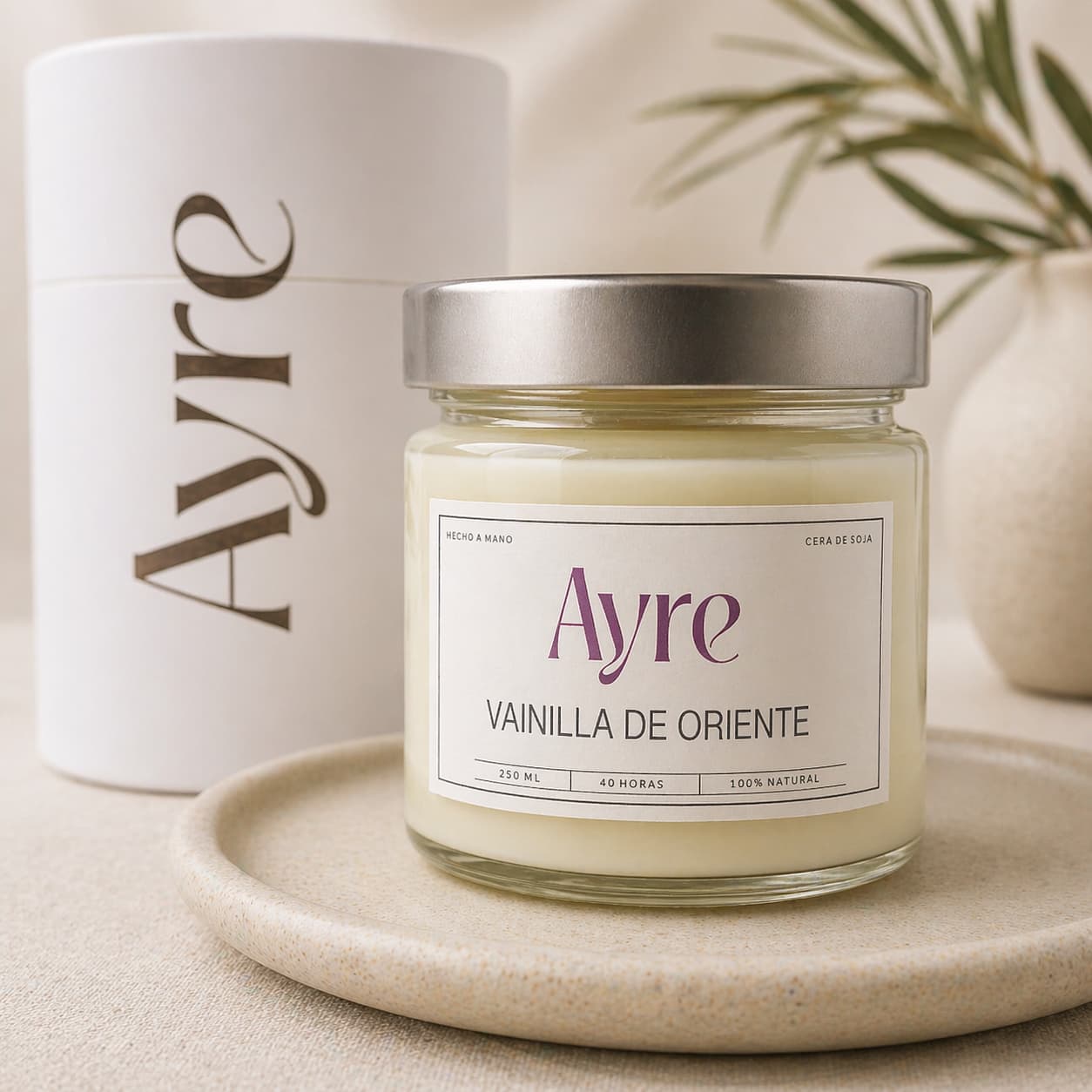 Vela aromática de soja Vainilla de Oriente Ayre con packaging elegante en fondo neutro