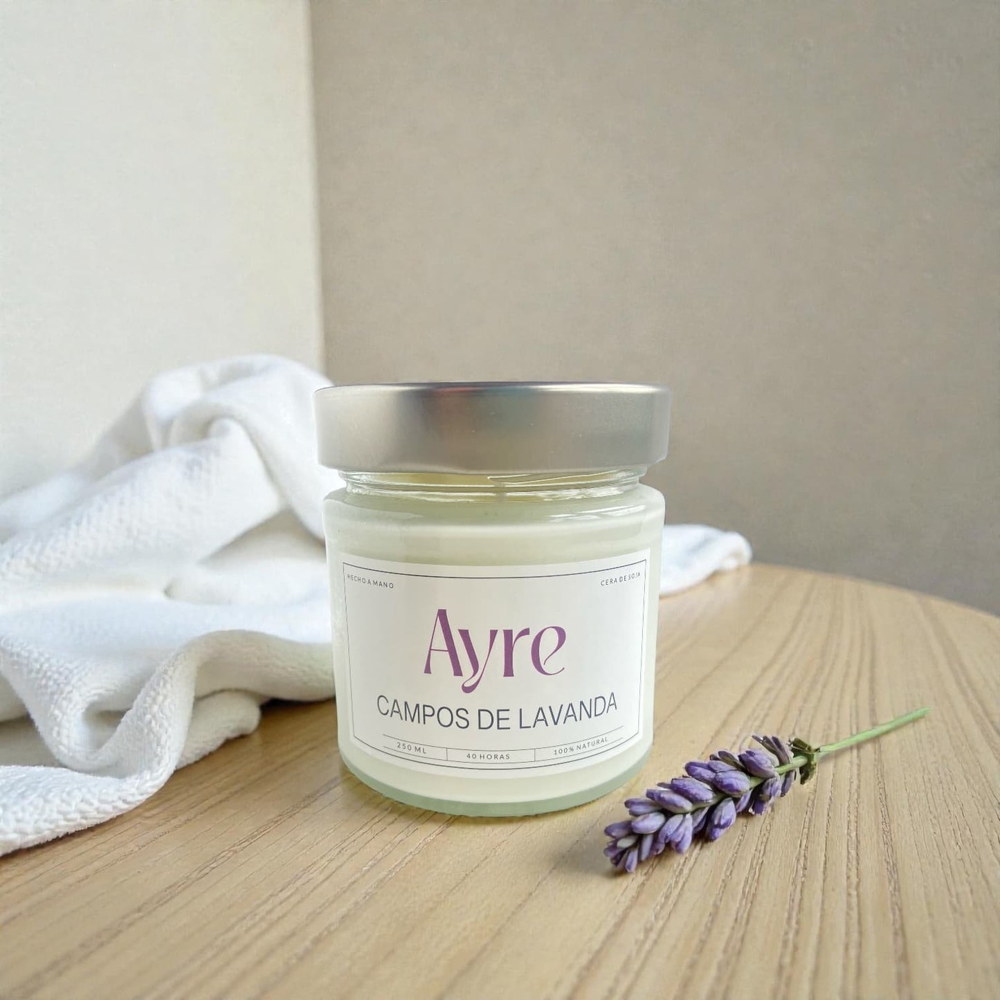 vela aromática de soja Campos de Lavanda con flores de lavanda