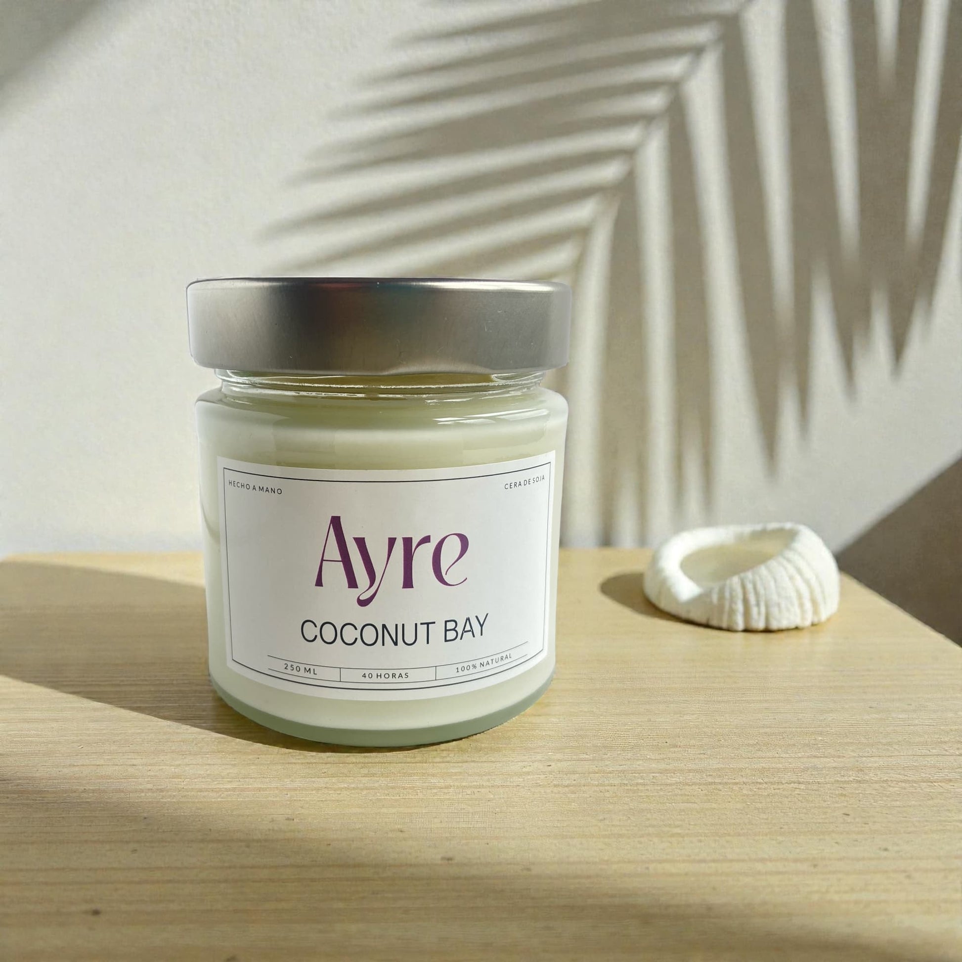 vela aromática Coconut Bay en decoración natural