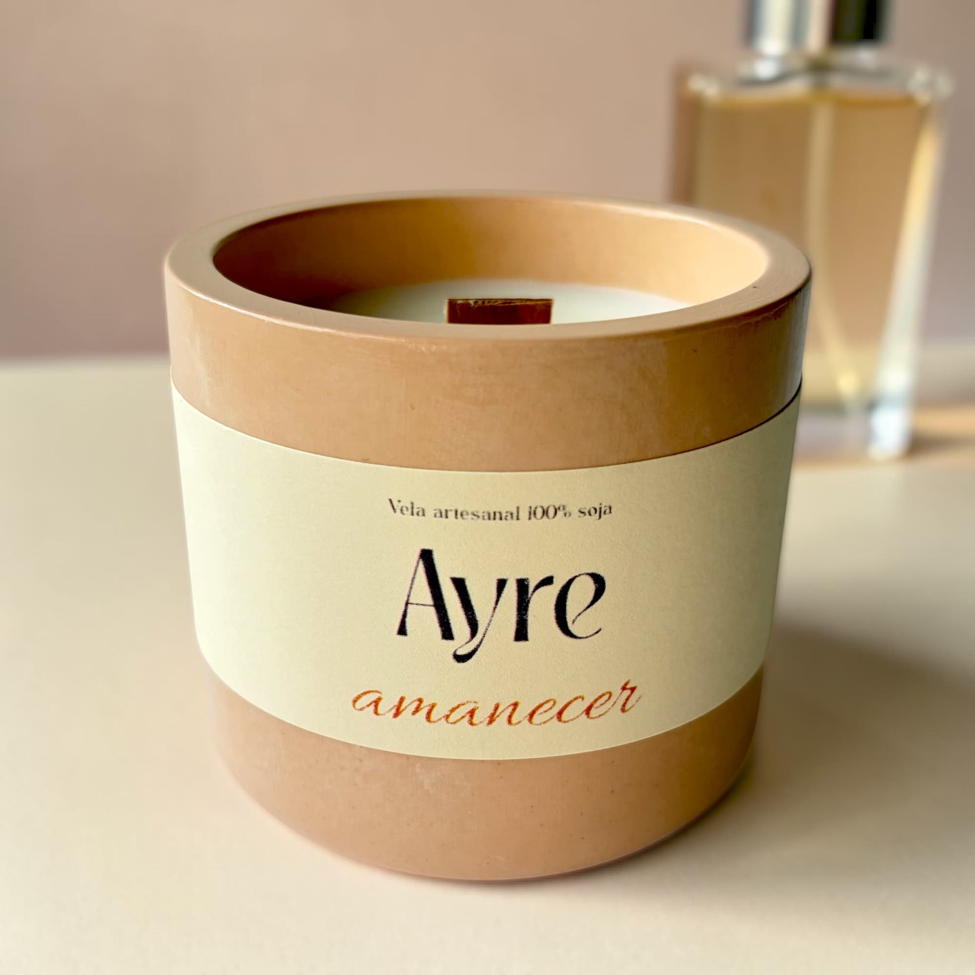 Vela aromática de soja Amanecer Ayre en envase de resina ecológica, fragancia inspirada en perfume femenino