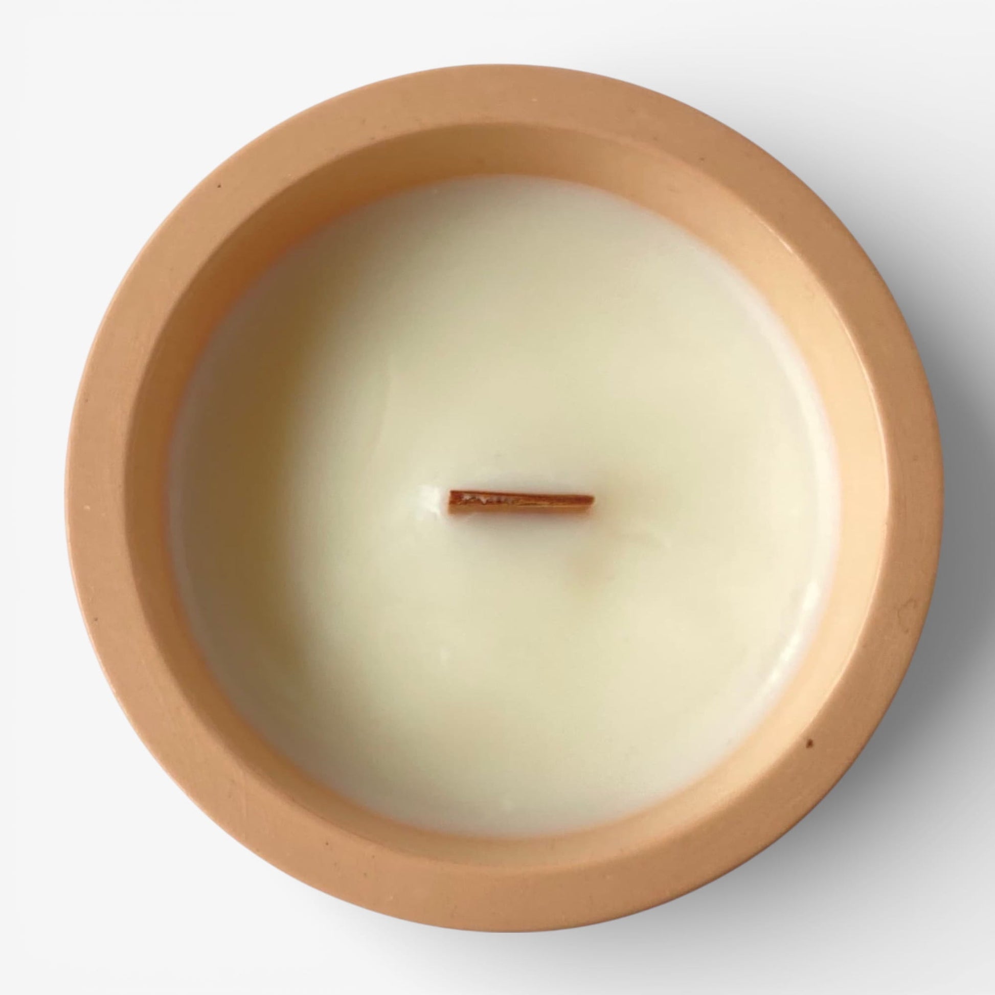 Vista superior de vela aromática de soja Amanecer con mecha de madera