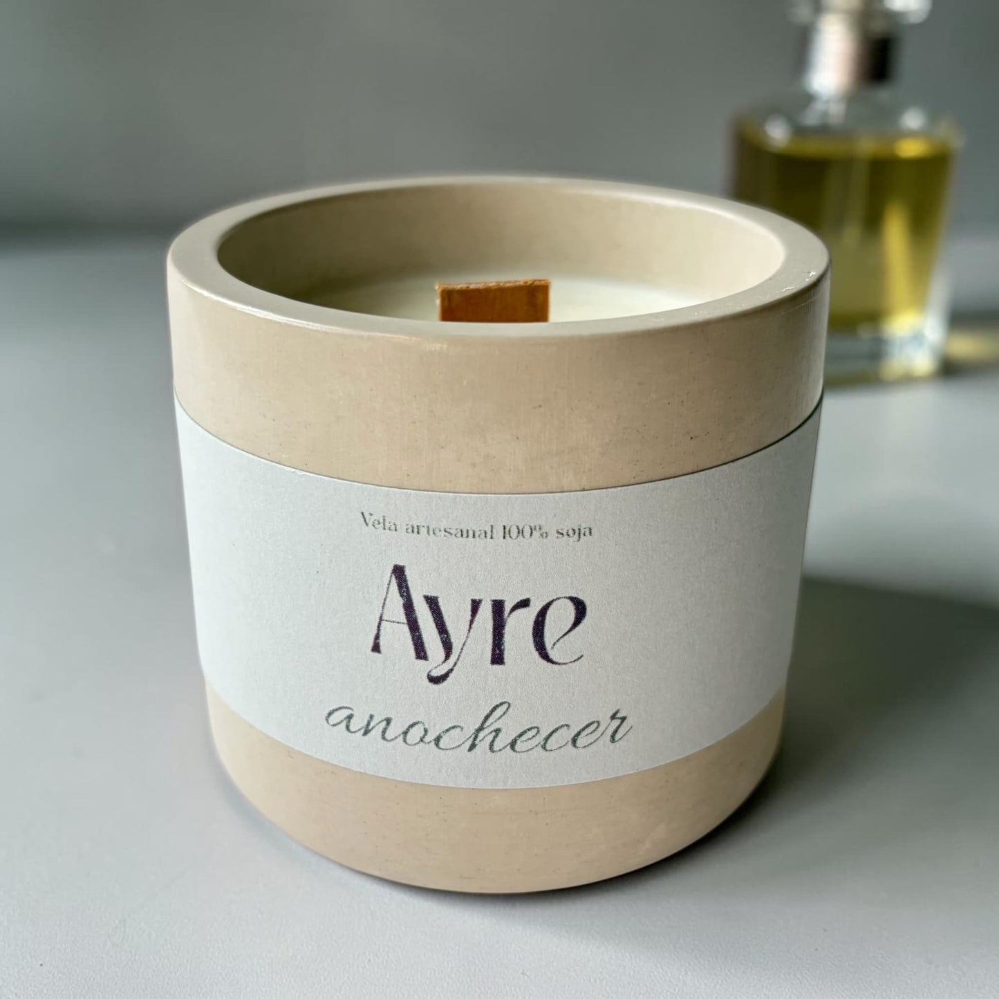 Vela aromática de soja Anochecer Ayre en envase de resina ecológica, fragancia inspirada en perfume masculino