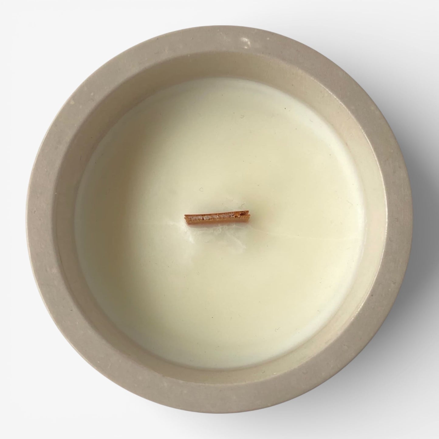 Vista superior de vela aromática de soja Anochecer con mecha de madera