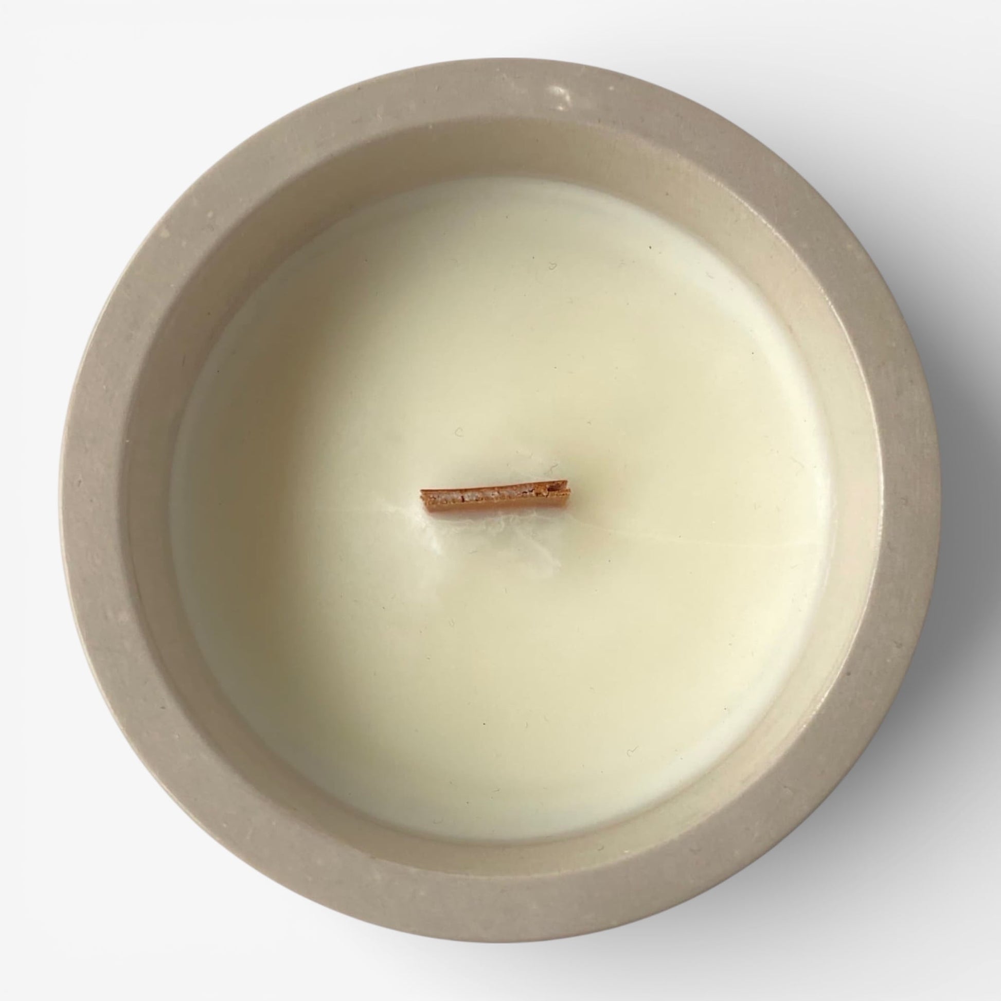 Vista superior de vela aromática de soja Anochecer con mecha de madera