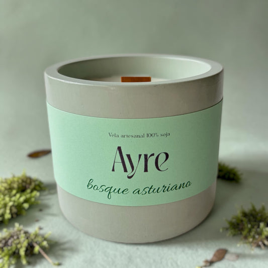 Vela aromática de soja Bosque Asturiano Ayre en envase de resina ecológica, aroma verde y fresco inspirado en la naturaleza