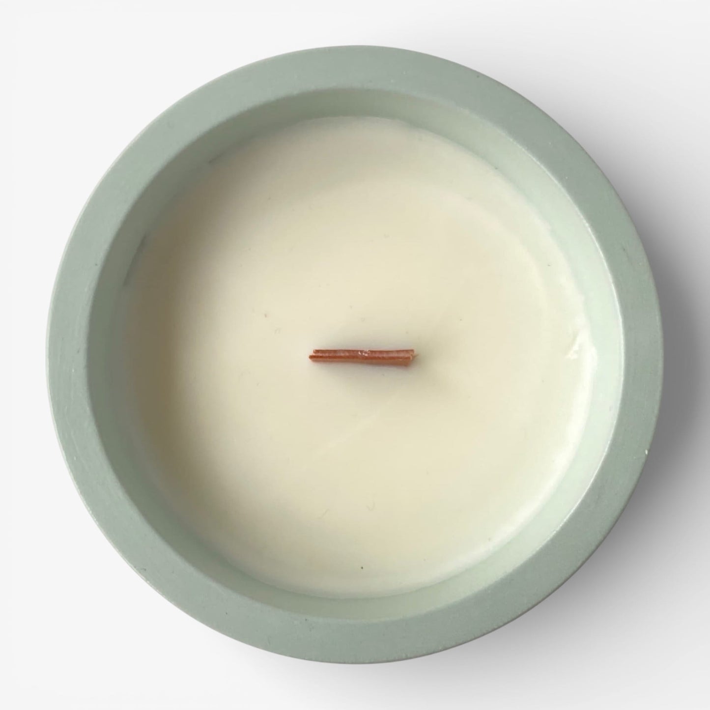 Vista superior de vela aromática de soja Bosque Asturiano con mecha de madera