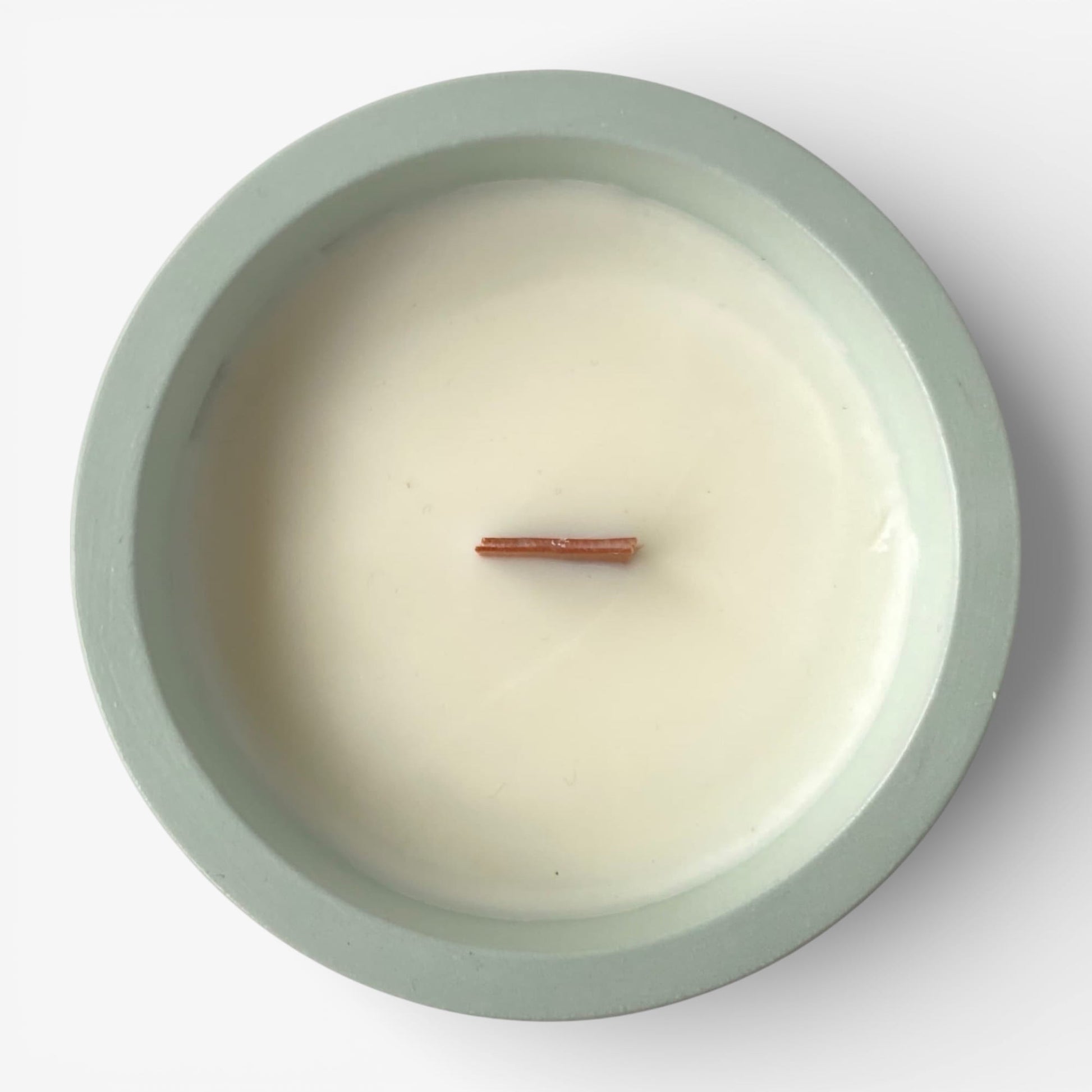 Vista superior de vela aromática de soja Bosque Asturiano con mecha de madera