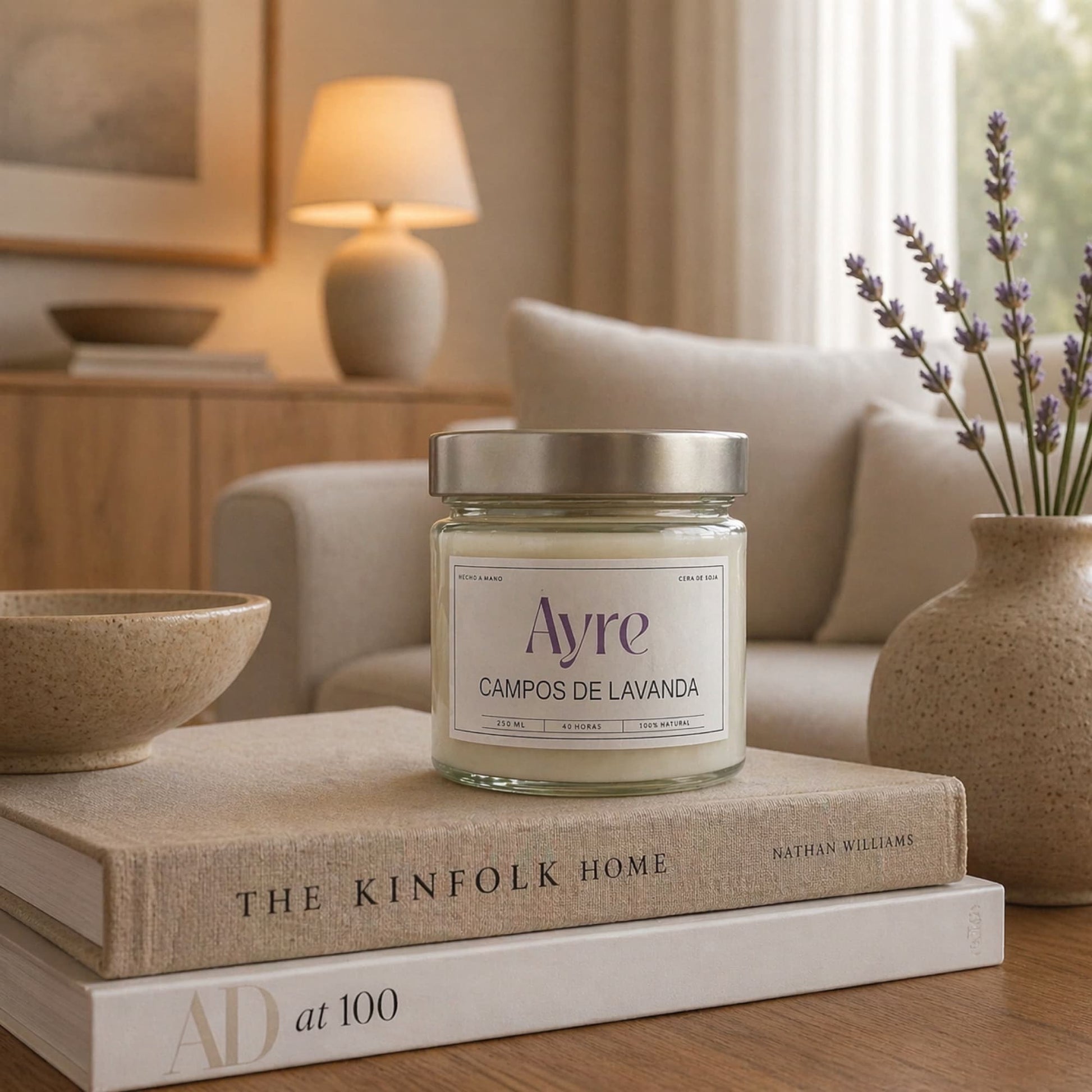 vela aromatica de soja campos de lavanda ayre sobre libros decorando salon con ambiente calido