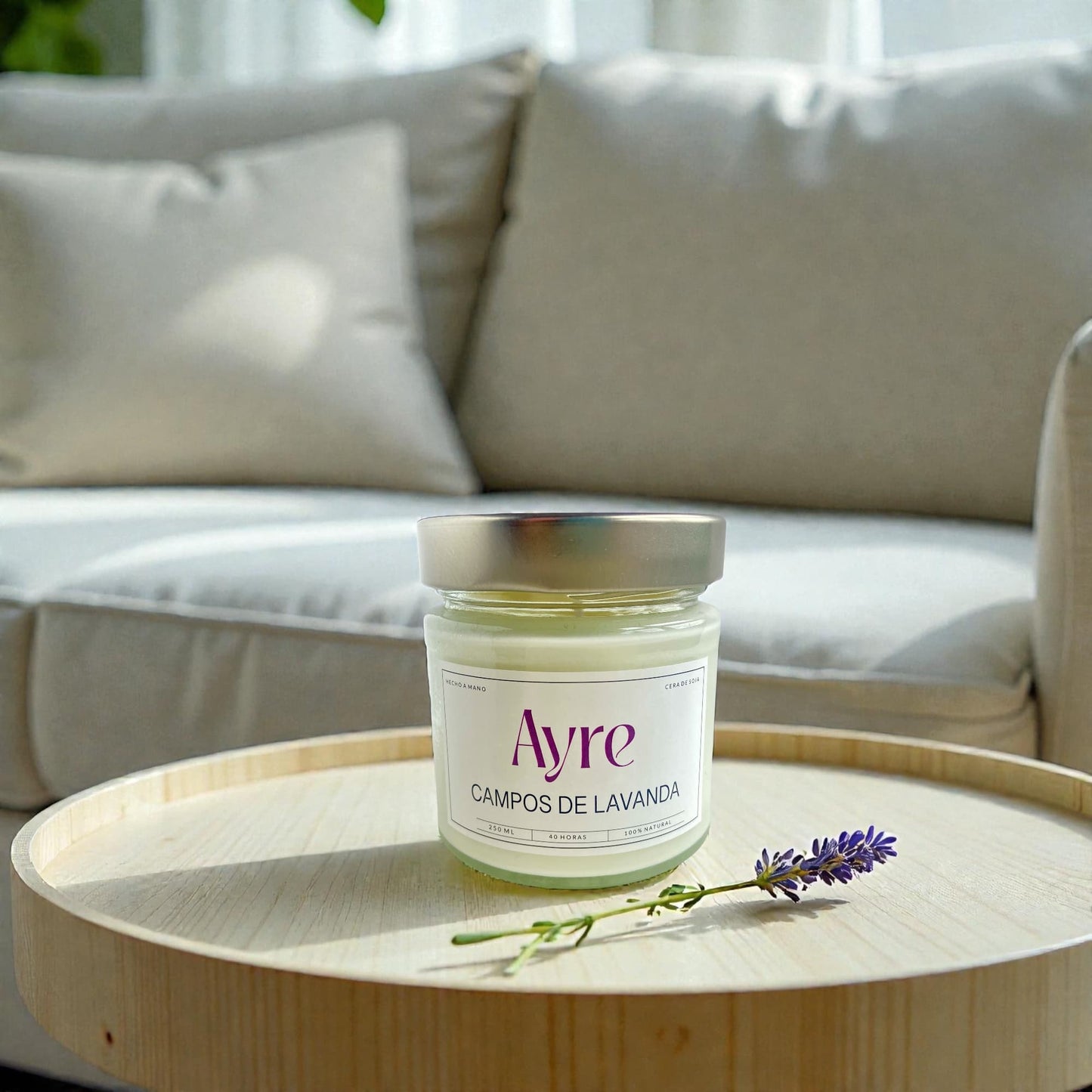 vela aromática de soja Campos de Lavanda en mesa de salón
