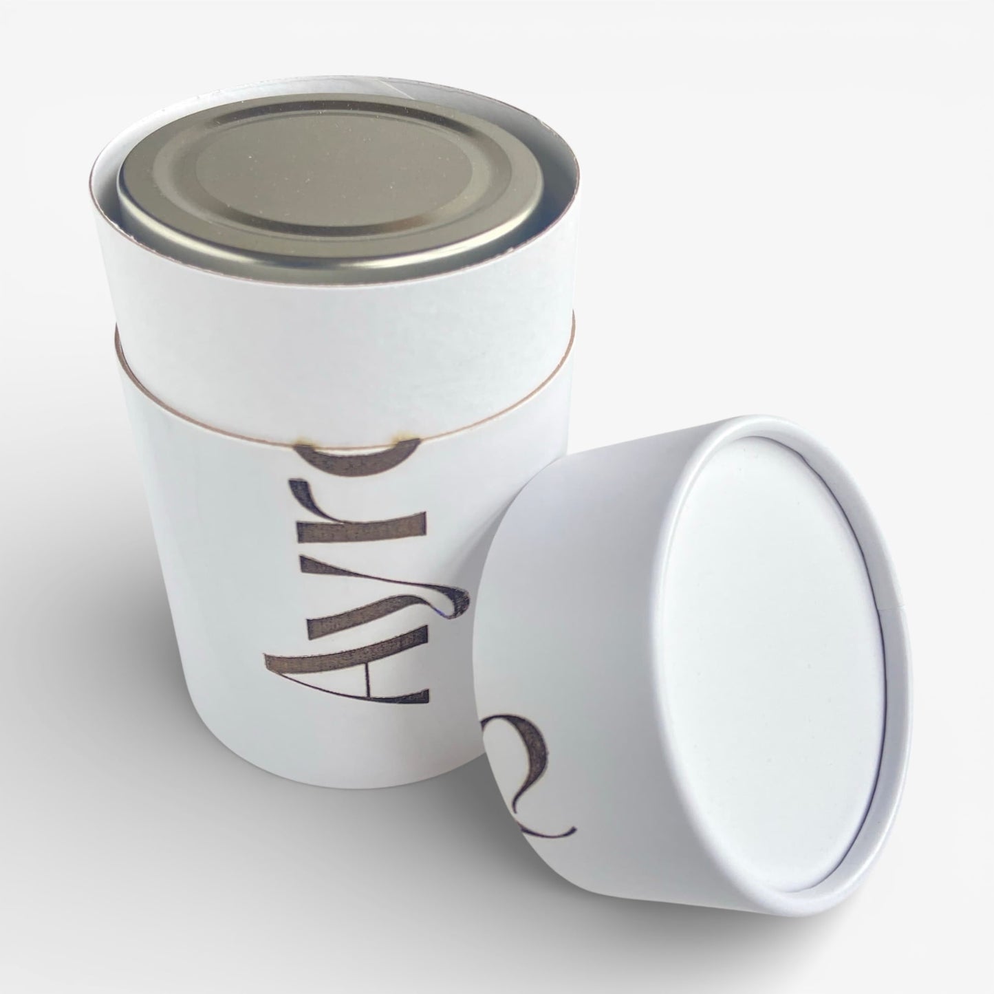 Vela aromática de soja Coconut Bay Ayre con caja cilíndrica blanca, presentación elegante ideal para regalo.