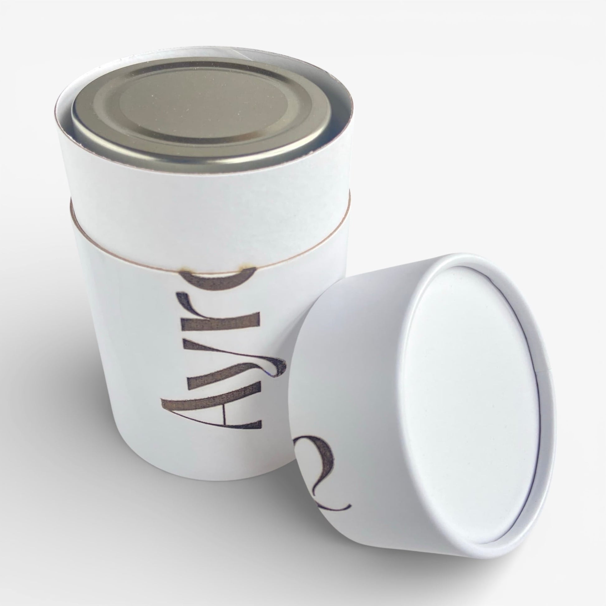 Vela aromática de soja Coconut Bay Ayre con caja cilíndrica blanca, presentación elegante ideal para regalo.