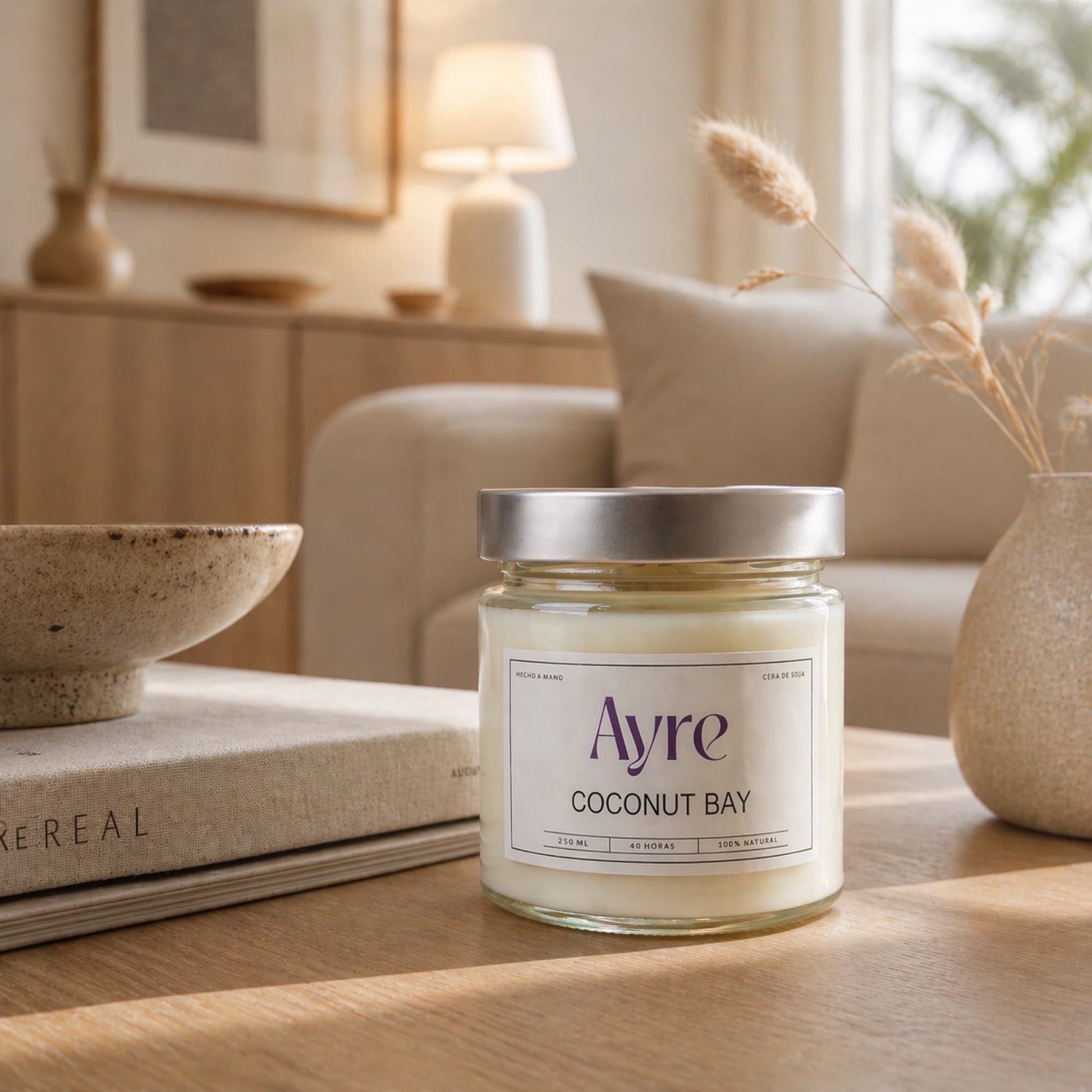 vela aromatica de soja coconut bay ayre decorando salon con estilo calido y natural