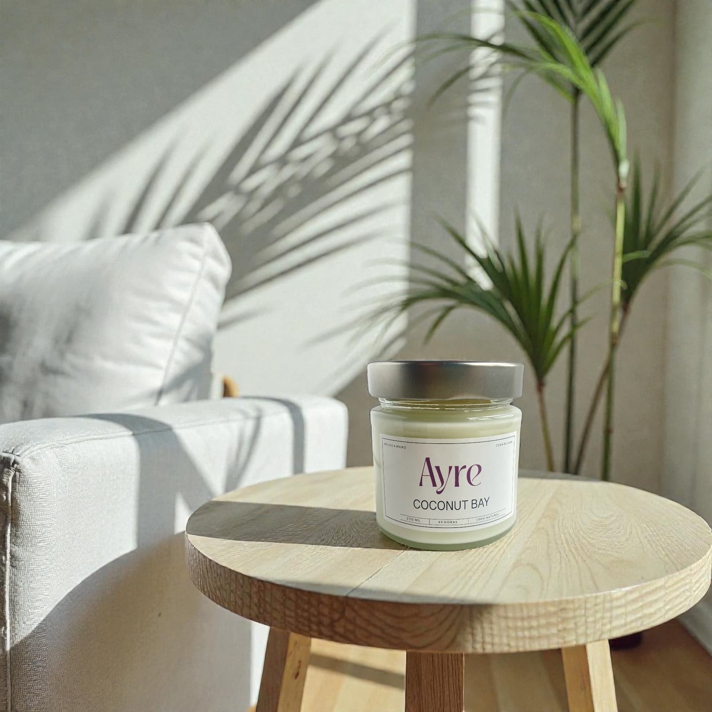 vela aromática de soja Coconut Bay en mesa de salón