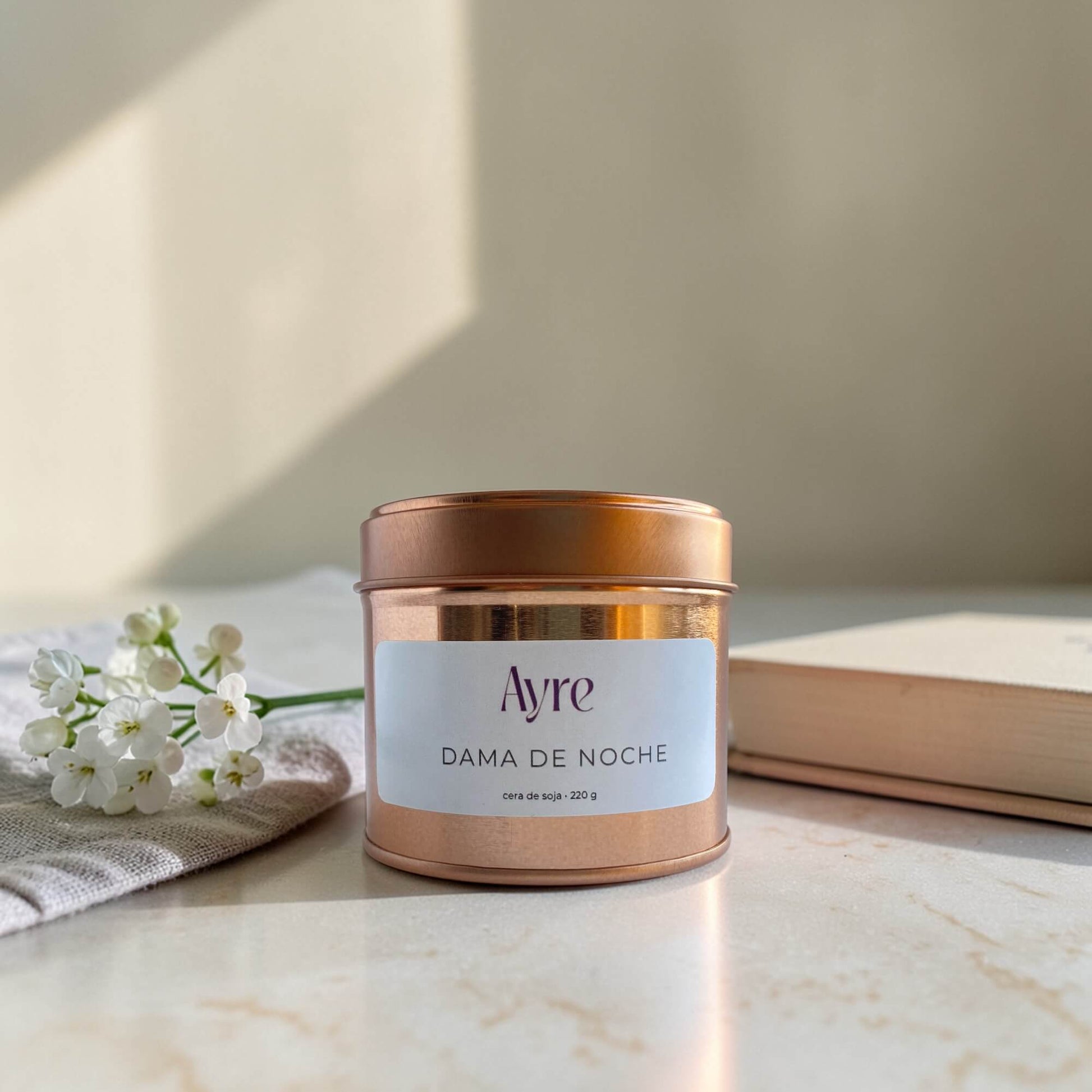 Vela aromática de soja Dama de Noche en ambiente relajante
