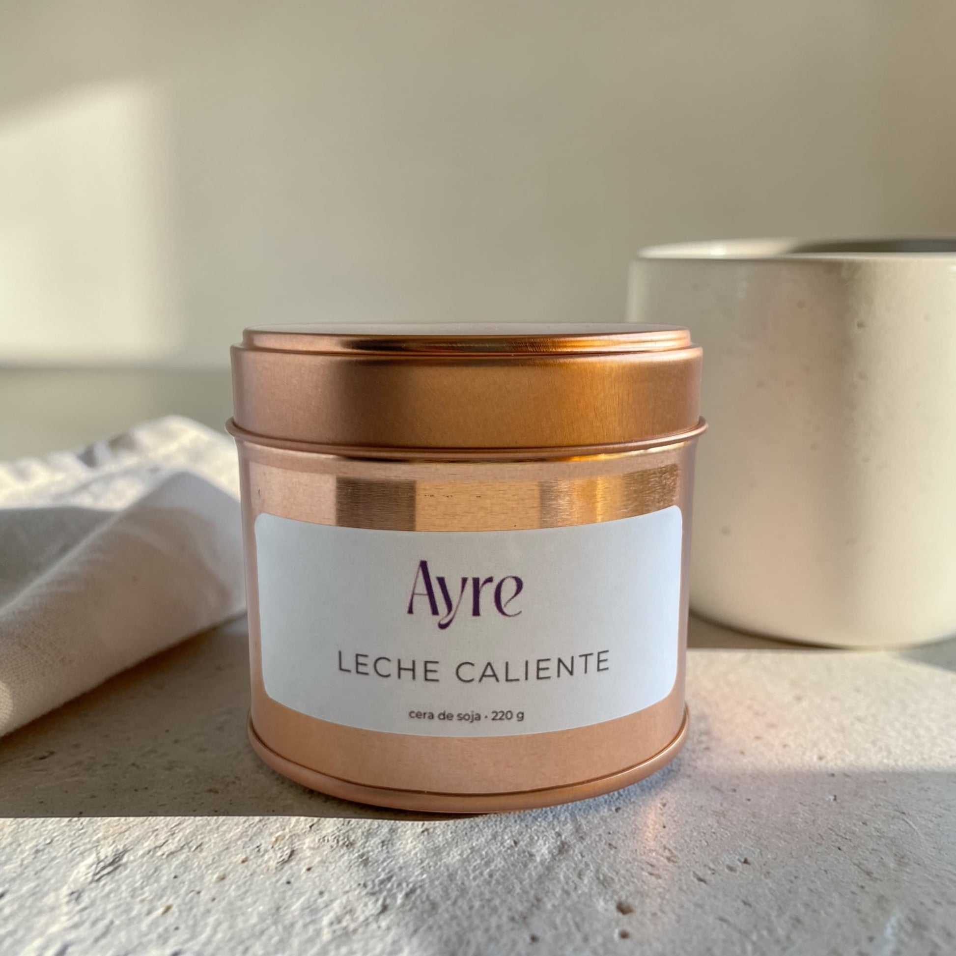 Vela aromática de soja Leche Caliente de Ayre en ambiente de hogar