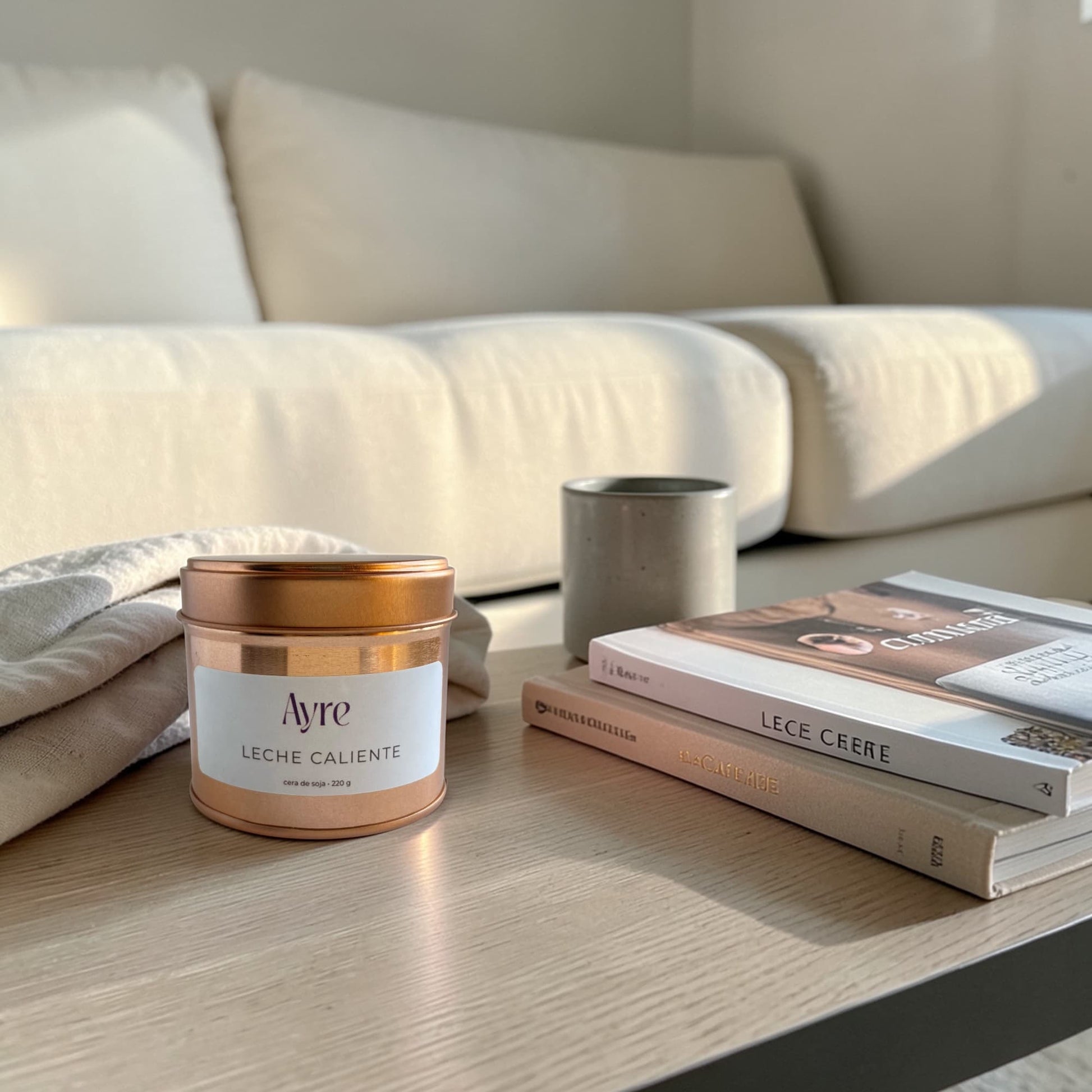 Vela aromática de soja Leche Caliente de Ayre decorando un salón