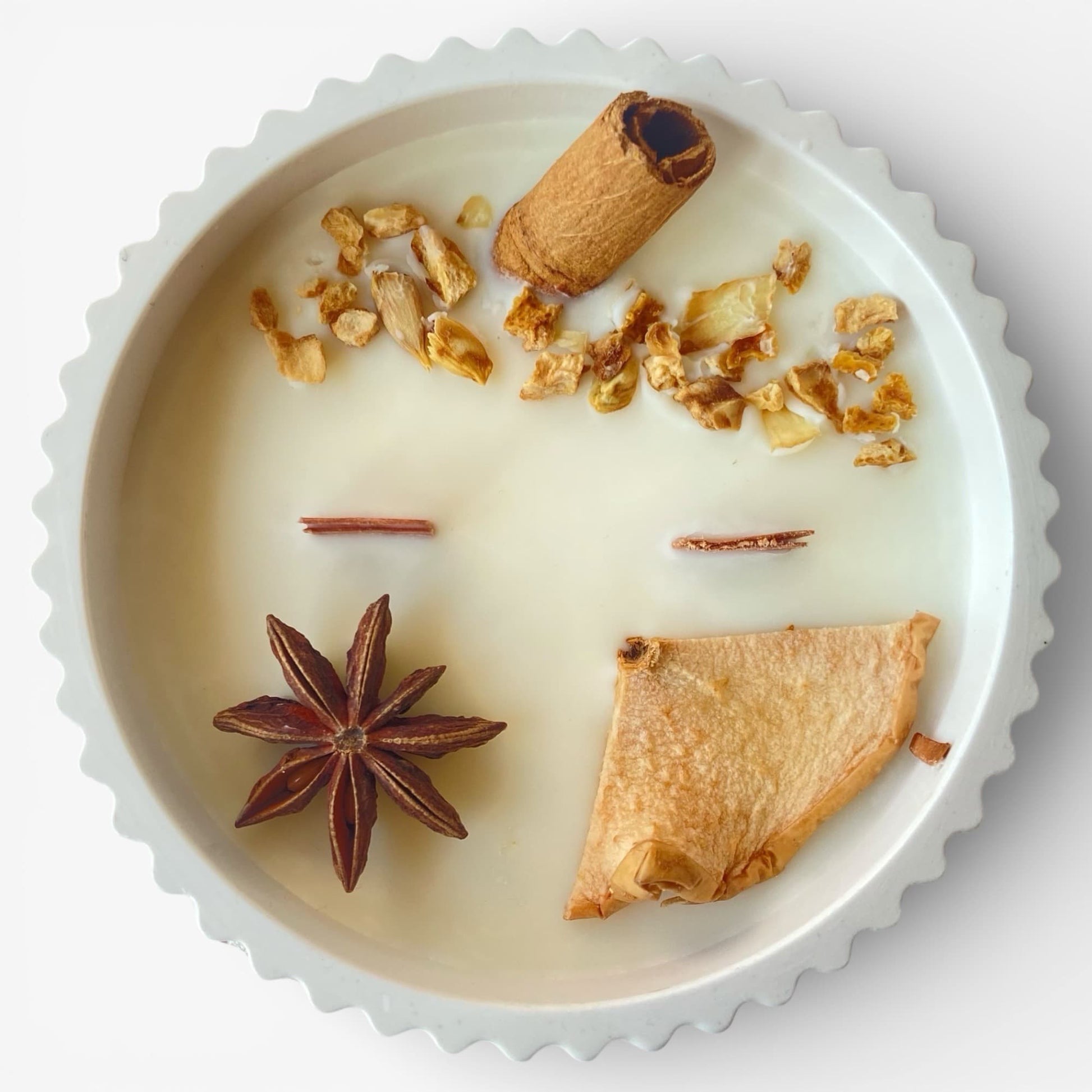 vela aromática de soja manzana y canela con decoración de manzana deshidratada y canela