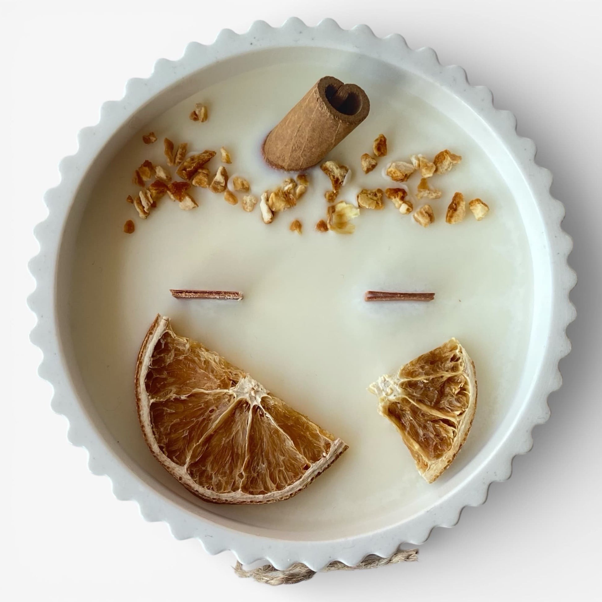 vela aromática de soja naranja y canela con rodaja de naranja deshidratada y mecha de madera