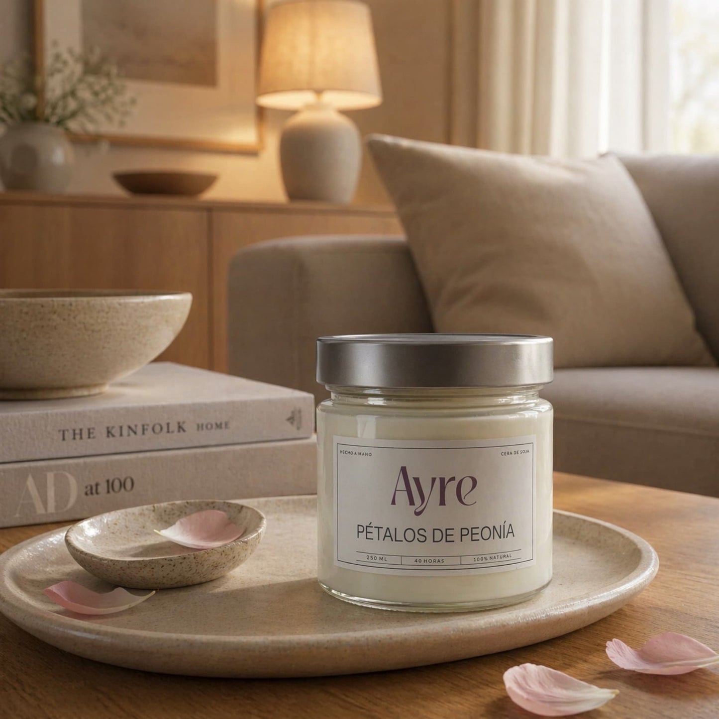 vela aromatica de soja petalos de peonia ayre decorando salon con ambiente calido y elegante