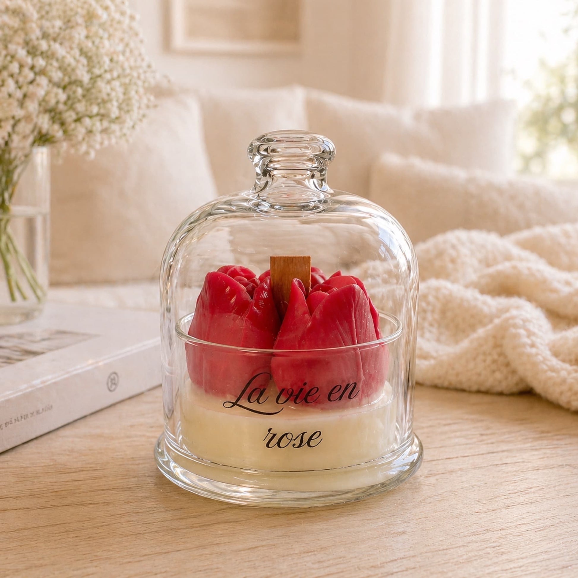 vela de soja aroma rosa en cúpula de cristal decorando salón romántico tonos claros estilo elegante La vie en rose