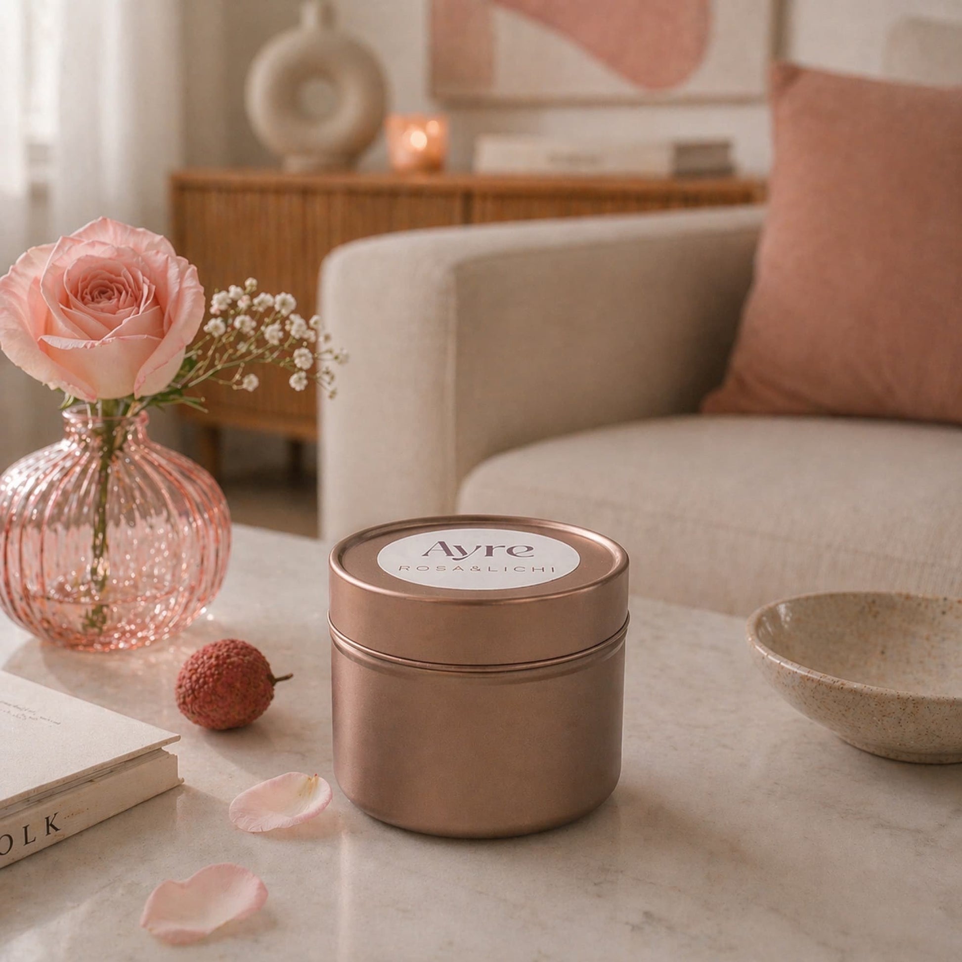 vela de soja rosa y lichi ayre en decoracion de hogar salon