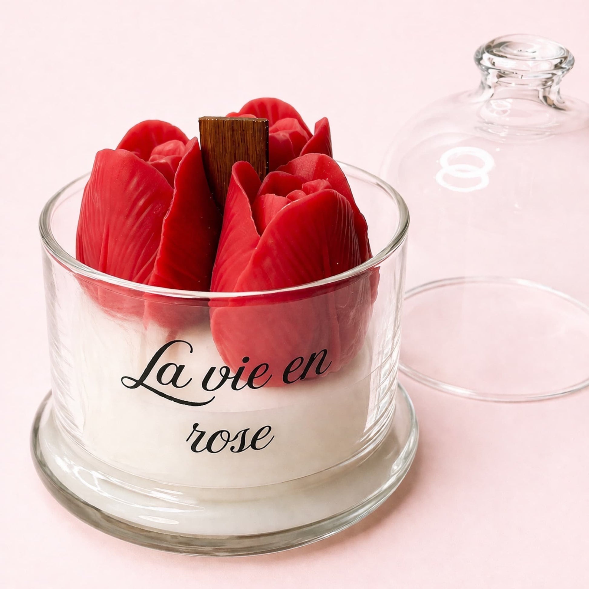 vela de soja aroma rosa en vaso de cristal con cúpula protectora diseño floral decorativo La vie en rose