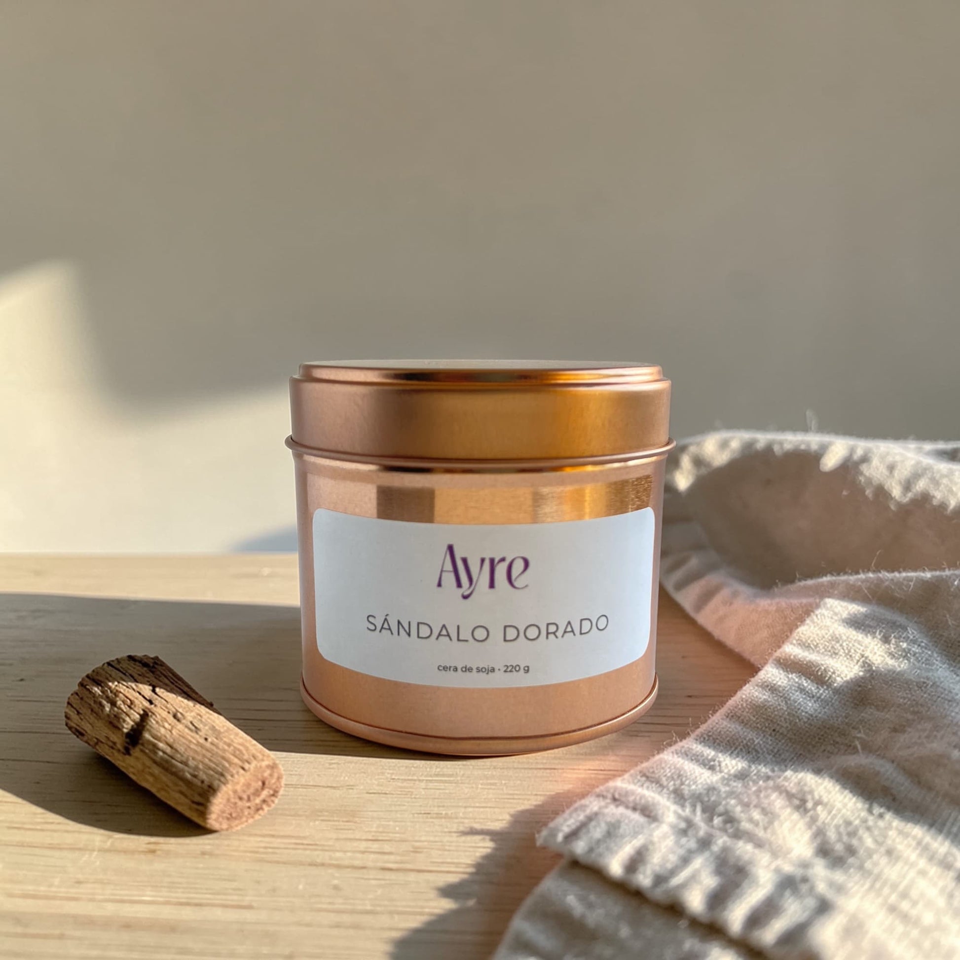 Vela aromática de soja Sándalo Dorado de Ayre en ambiente de hogar