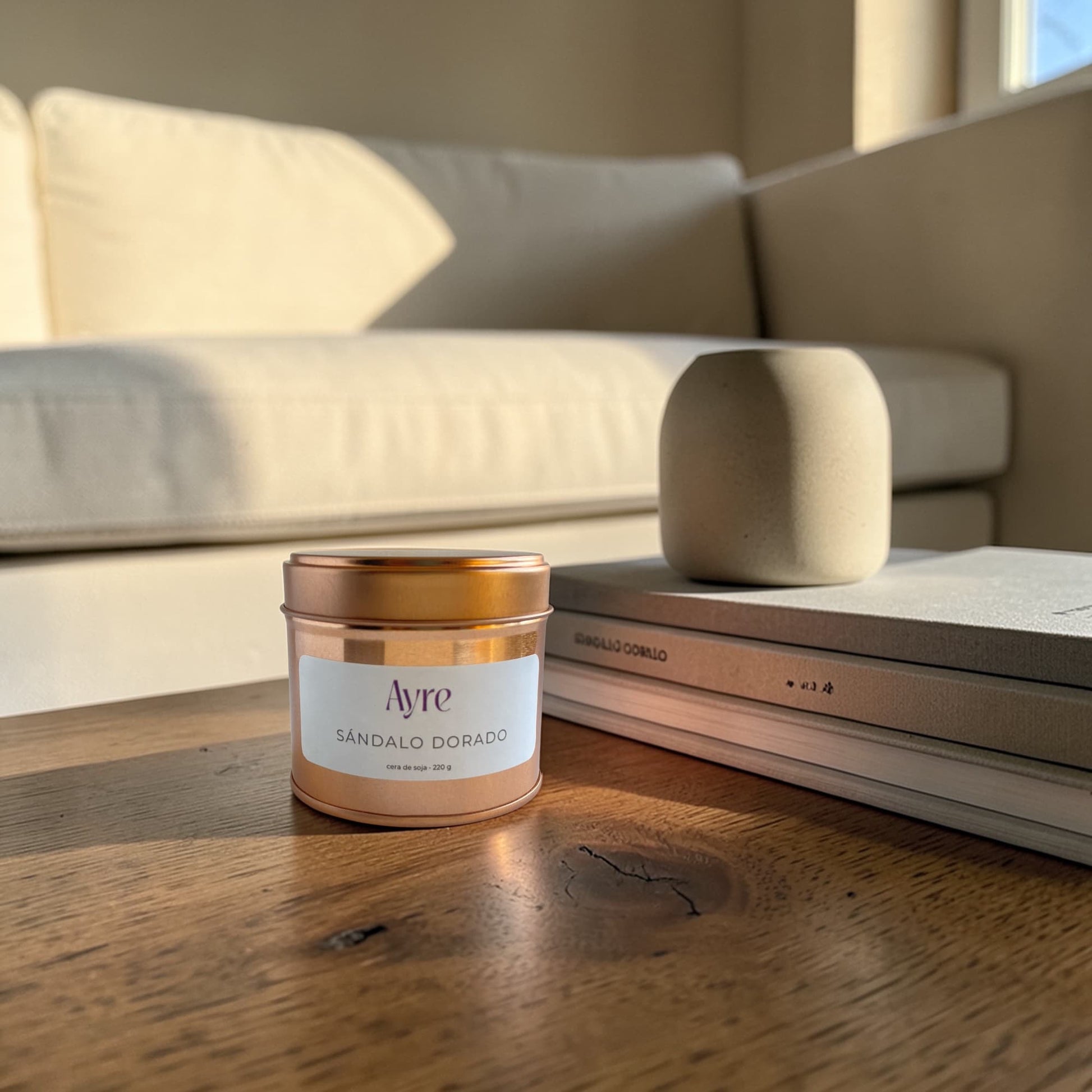 Vela aromática de soja Sándalo Dorado de Ayre decorando un salón