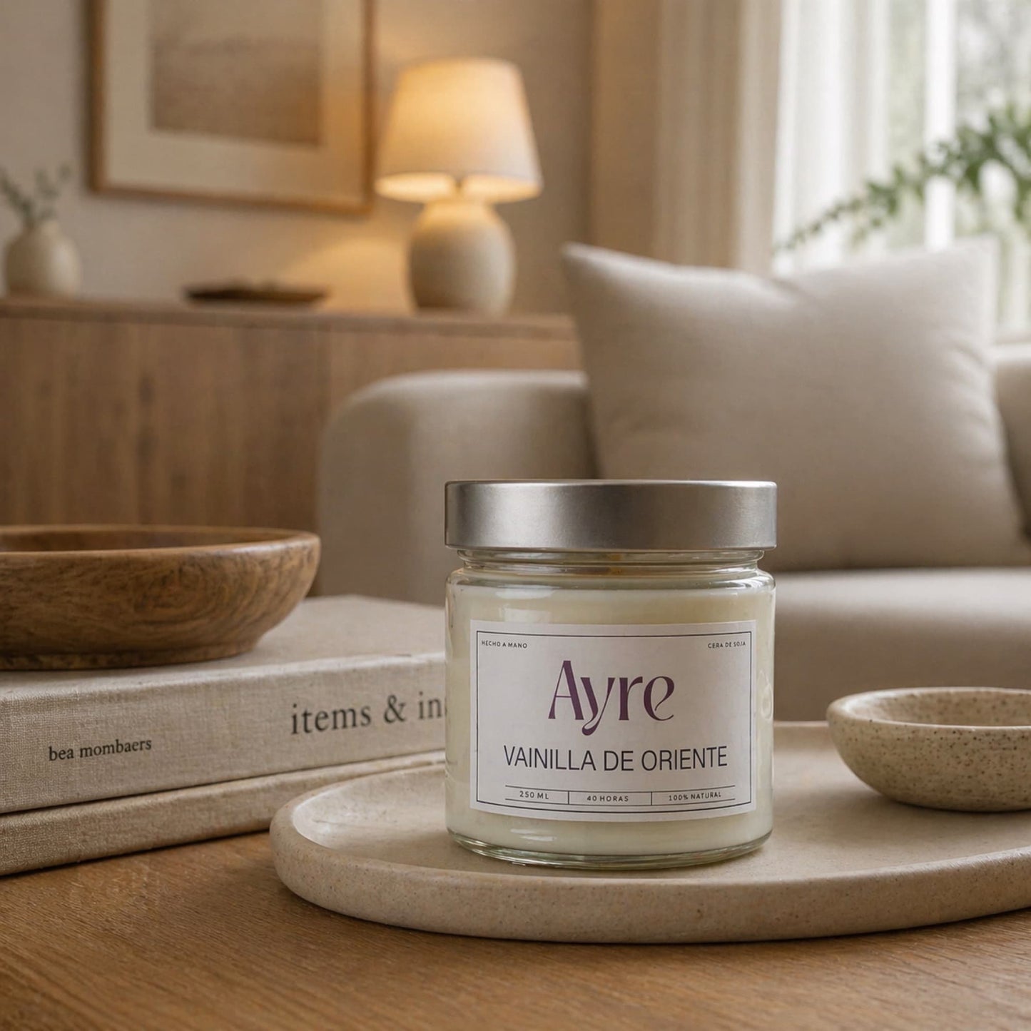 vela aromatica de soja vainilla de oriente ayre decorando salon con estilo calido y minimalista