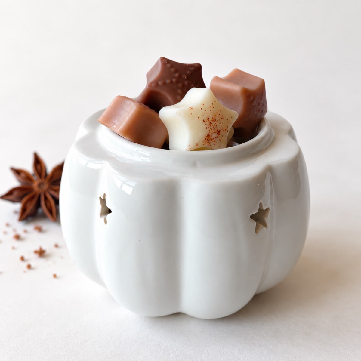 Wax melts aroma anís estrellado de Ayre en quemador de cerámica blanco