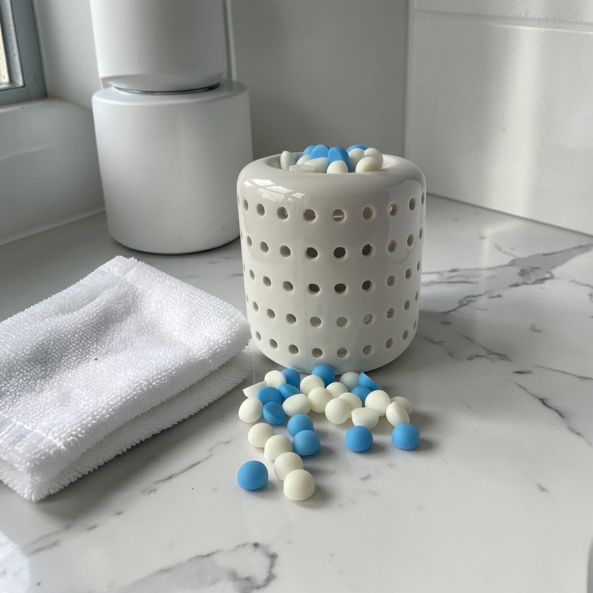 Wax melts de soja aroma Cantábrico en quemador decorativo aromatizando el hogar