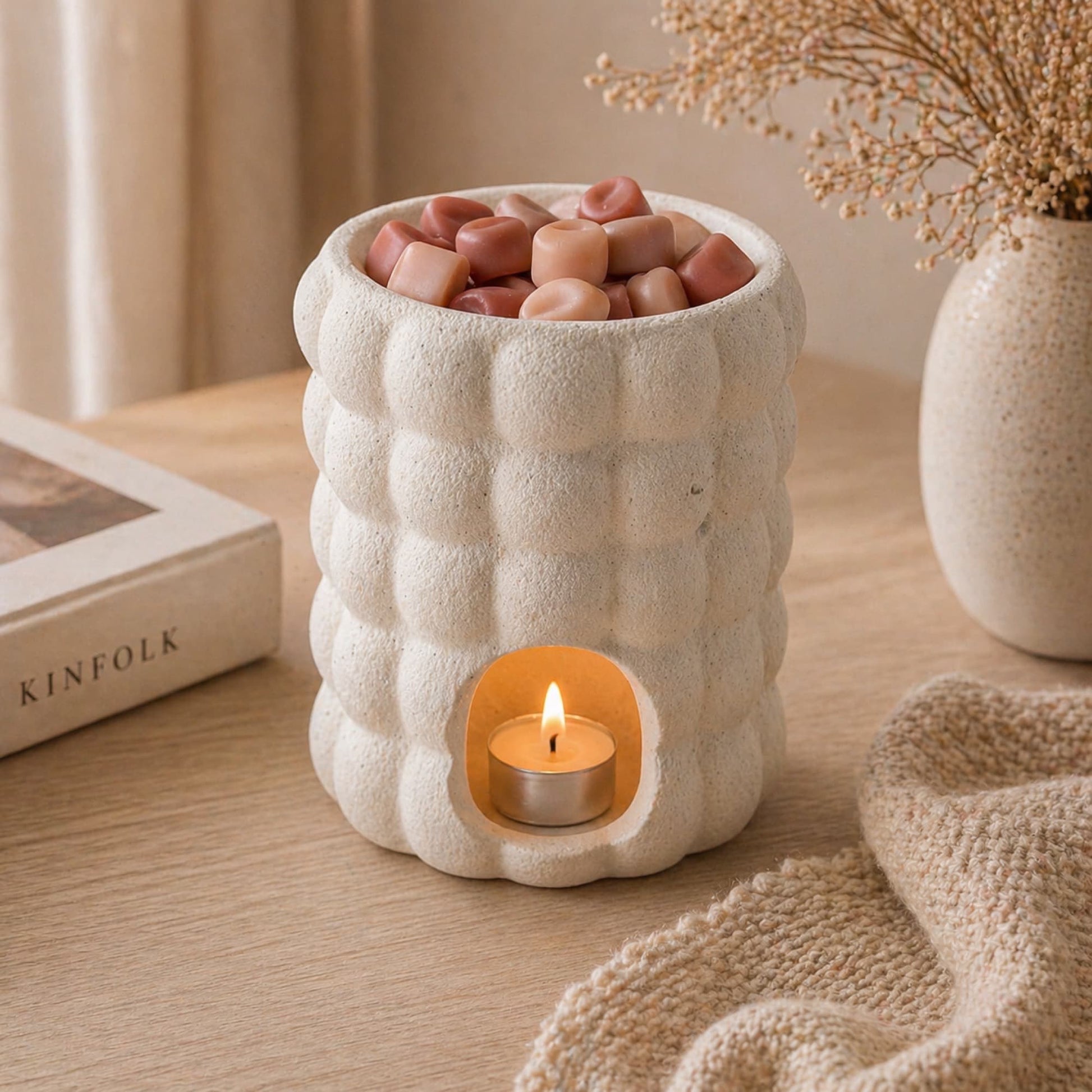 wax melts capuccino en quemador ceramico con vela de te encendida aroma cafe dulce ambiente acogedor Ayre