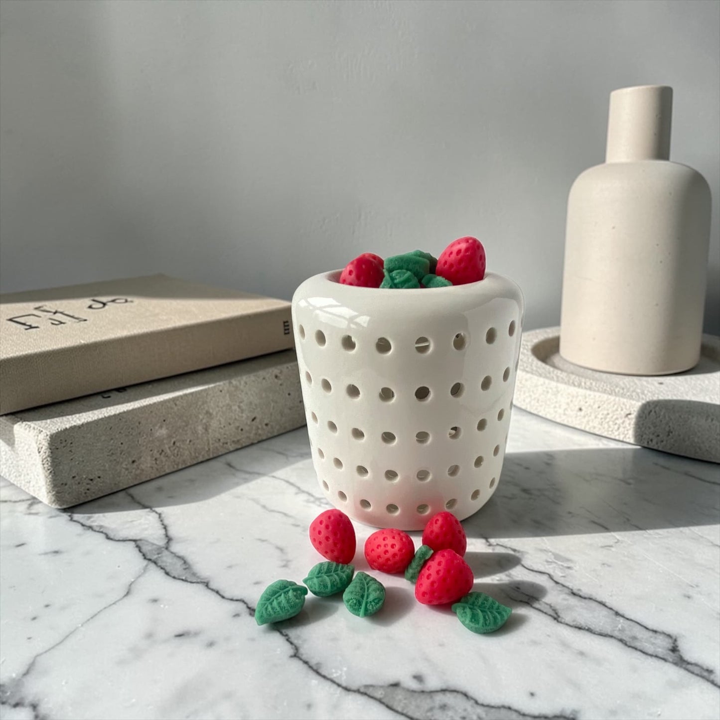 Wax melts de soja aroma fresa menta en quemador decorativo aromatizando el hogar