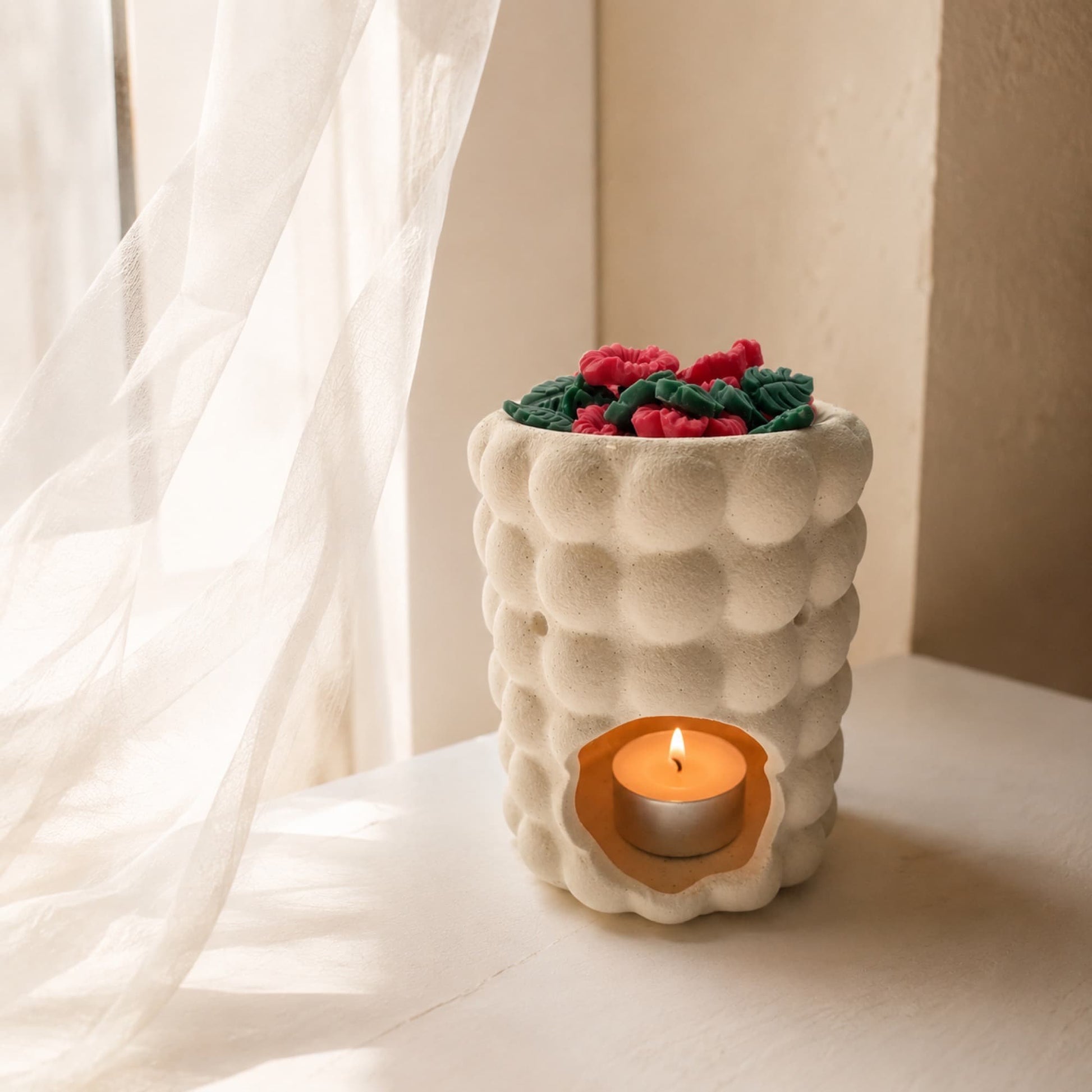 Wax melts Hibisco de Ayre derritiéndose en quemador con vela de té encendida