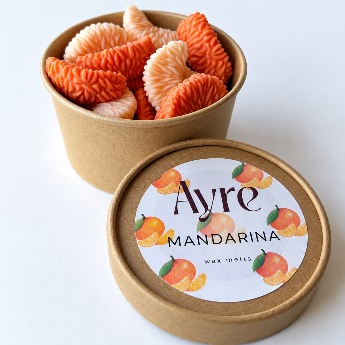 Wax melts de mandarina de Ayre en envase kraft con etiqueta y formas de gajos
