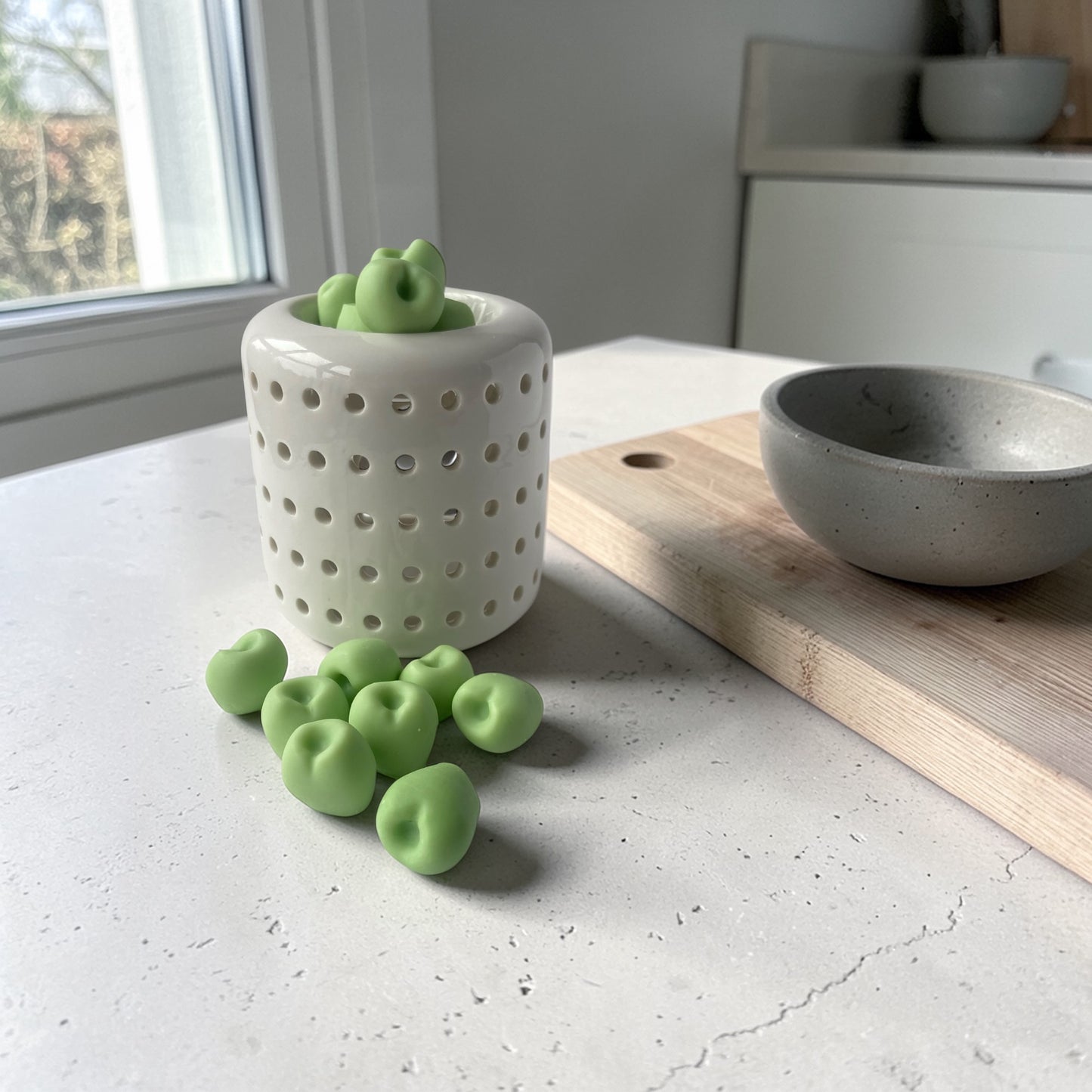 Wax melts de soja aroma Manzana Verde en quemador decorativo aromatizando el hogar
