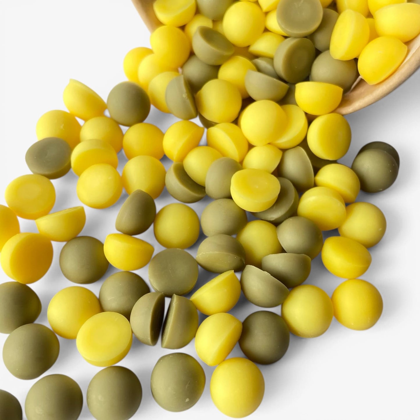 primer plano wax melts mimosas de soja piezas amarillas