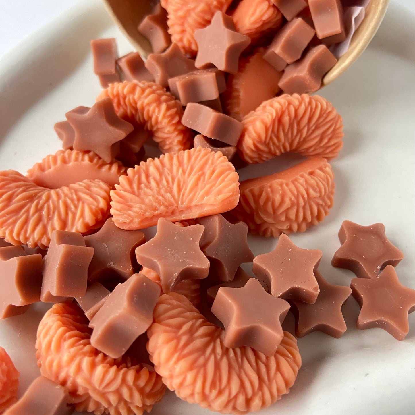 detalle wax melts de soja aroma Naranja y Canela