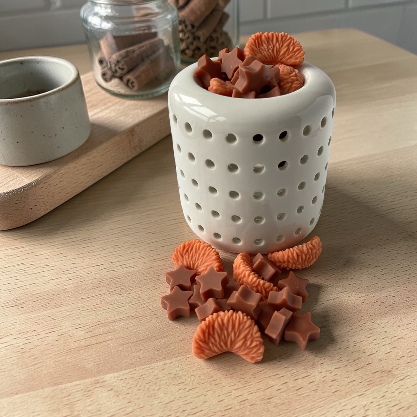 Wax melts de soja naranja canela en quemador decorativo aromatizando el hogar