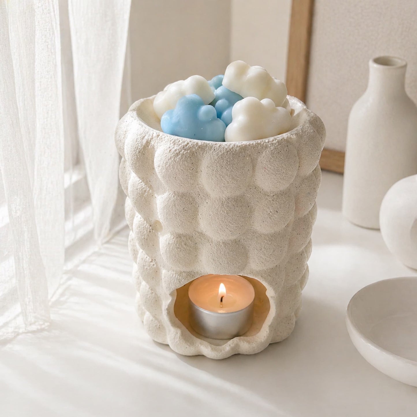 wax melts aroma ropa limpia en quemador ceramico con vela de te encendida ambiente limpio y acogedor ayre