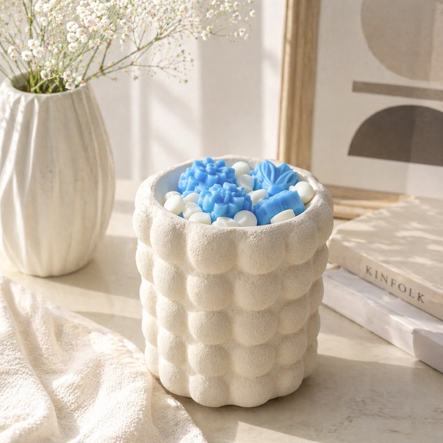 wax melts de soja caricia aroma suavizante azul en quemador decorativo con ambiente neutro