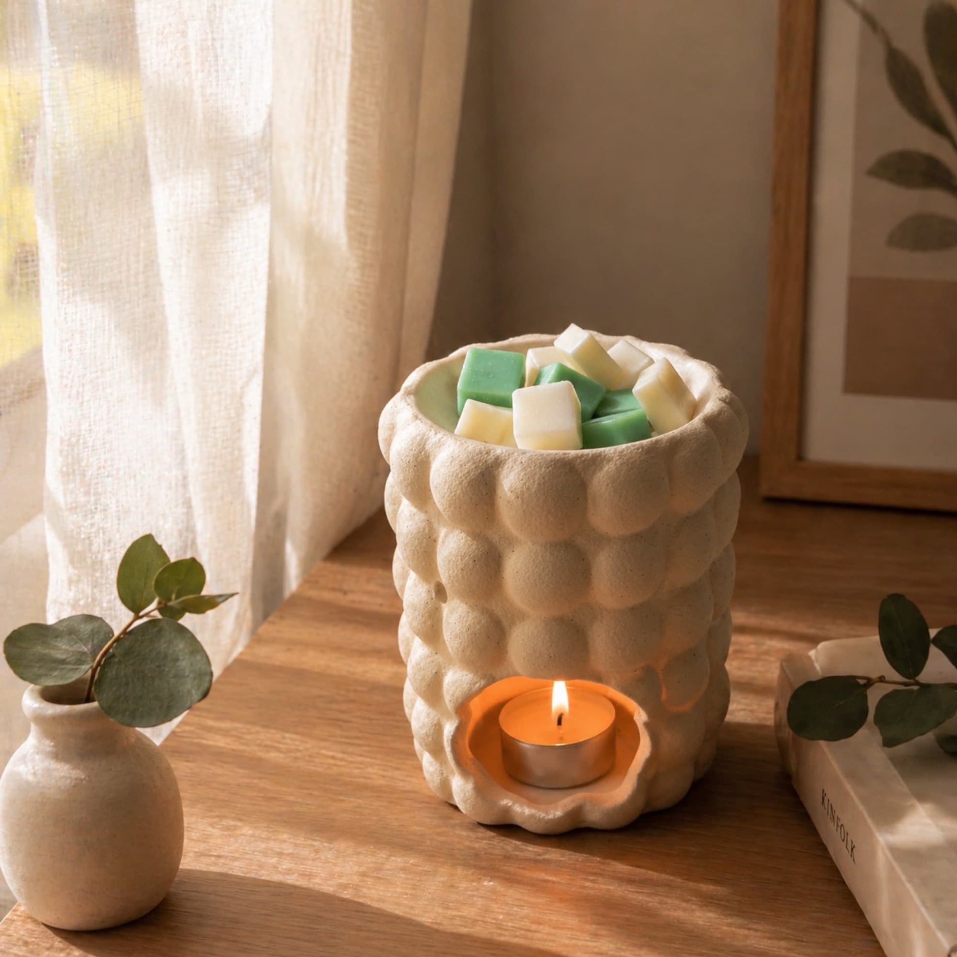 wax melts de soja aroma clorofila en quemador con vela de te encendida ayre
